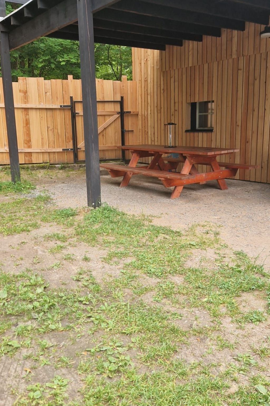 Traditionelles Haus, umgeben von Wäldern in Ralsko-Binnen