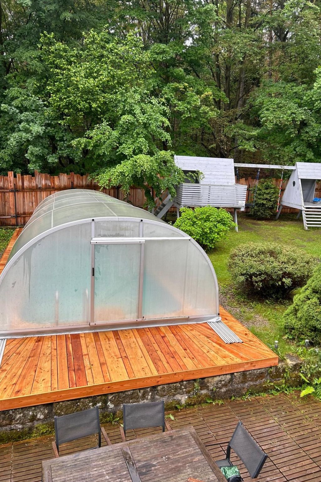 Traditionelles Haus, umgeben von Wäldern in Ralsko-Binnen