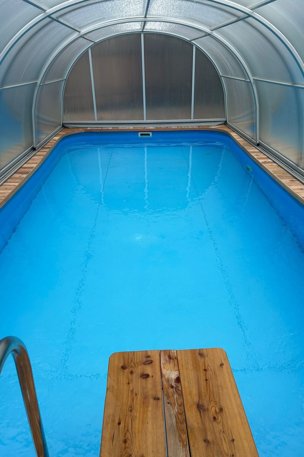 Traditionelles Haus, umgeben von Wäldern in Ralsko-Binnen