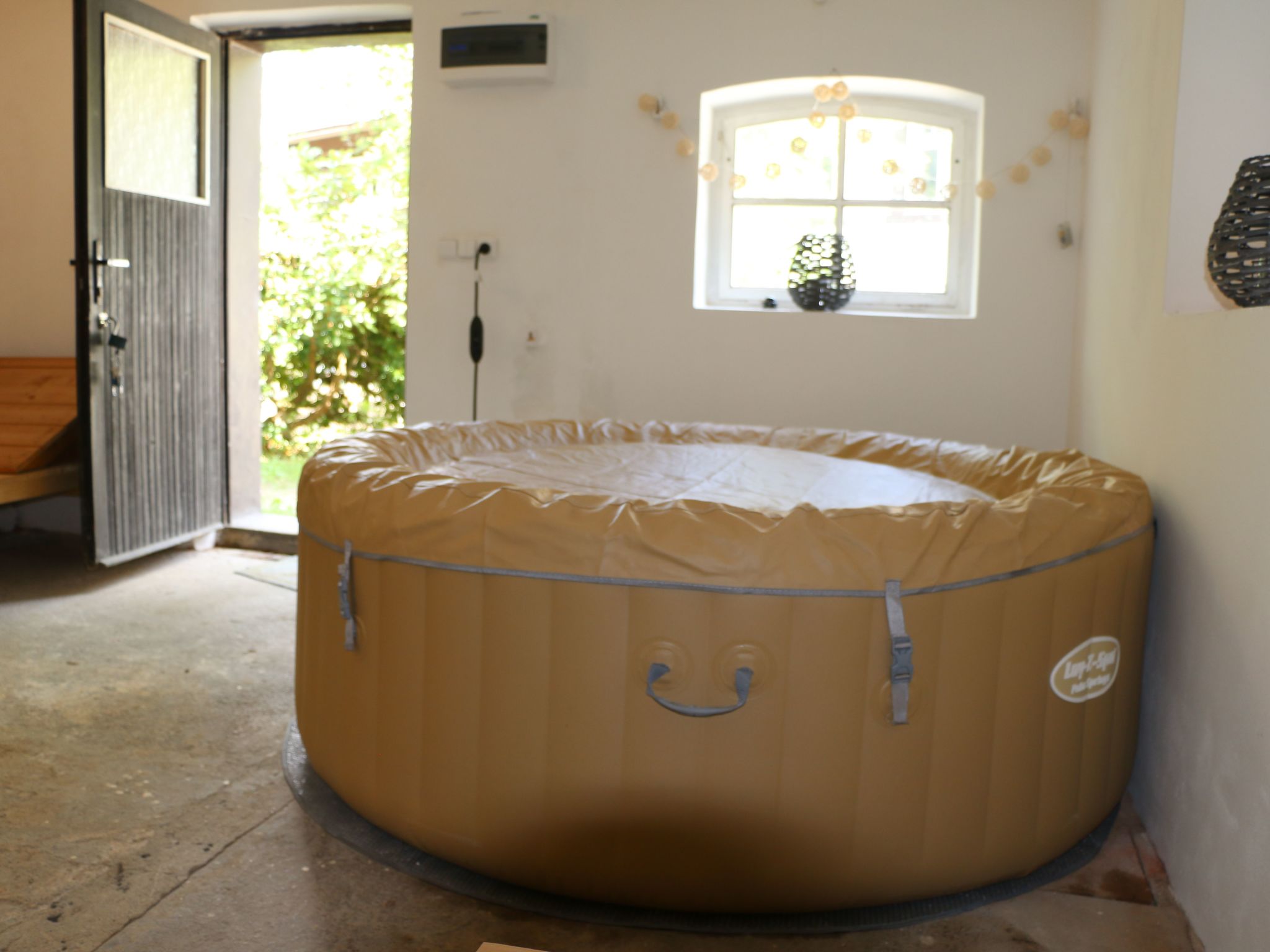 Traditionelles Haus, umgeben von Wäldern in Ralsko-Binnen