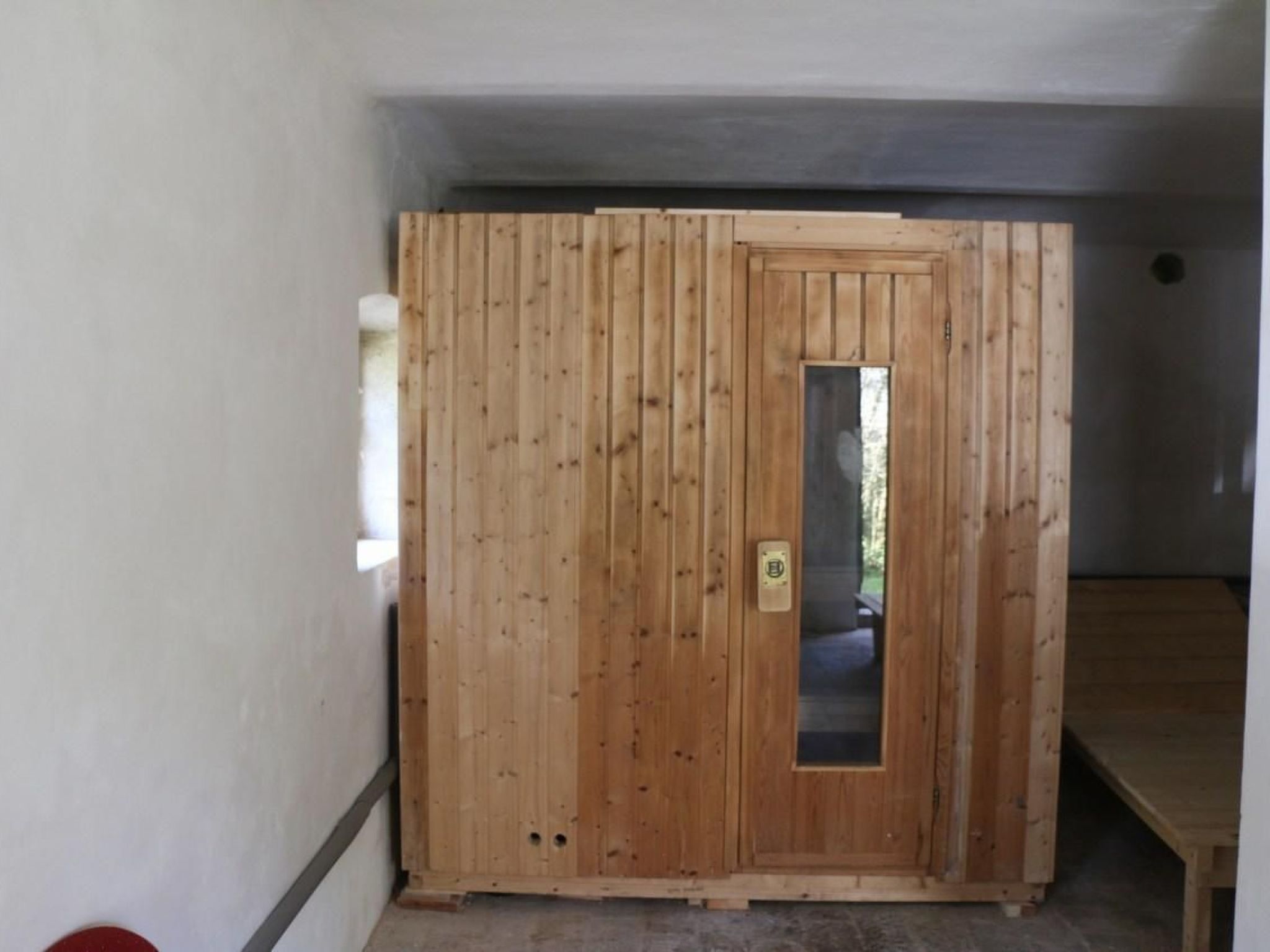 Traditionelles Haus, umgeben von Wäldern in Ralsko-Binnen