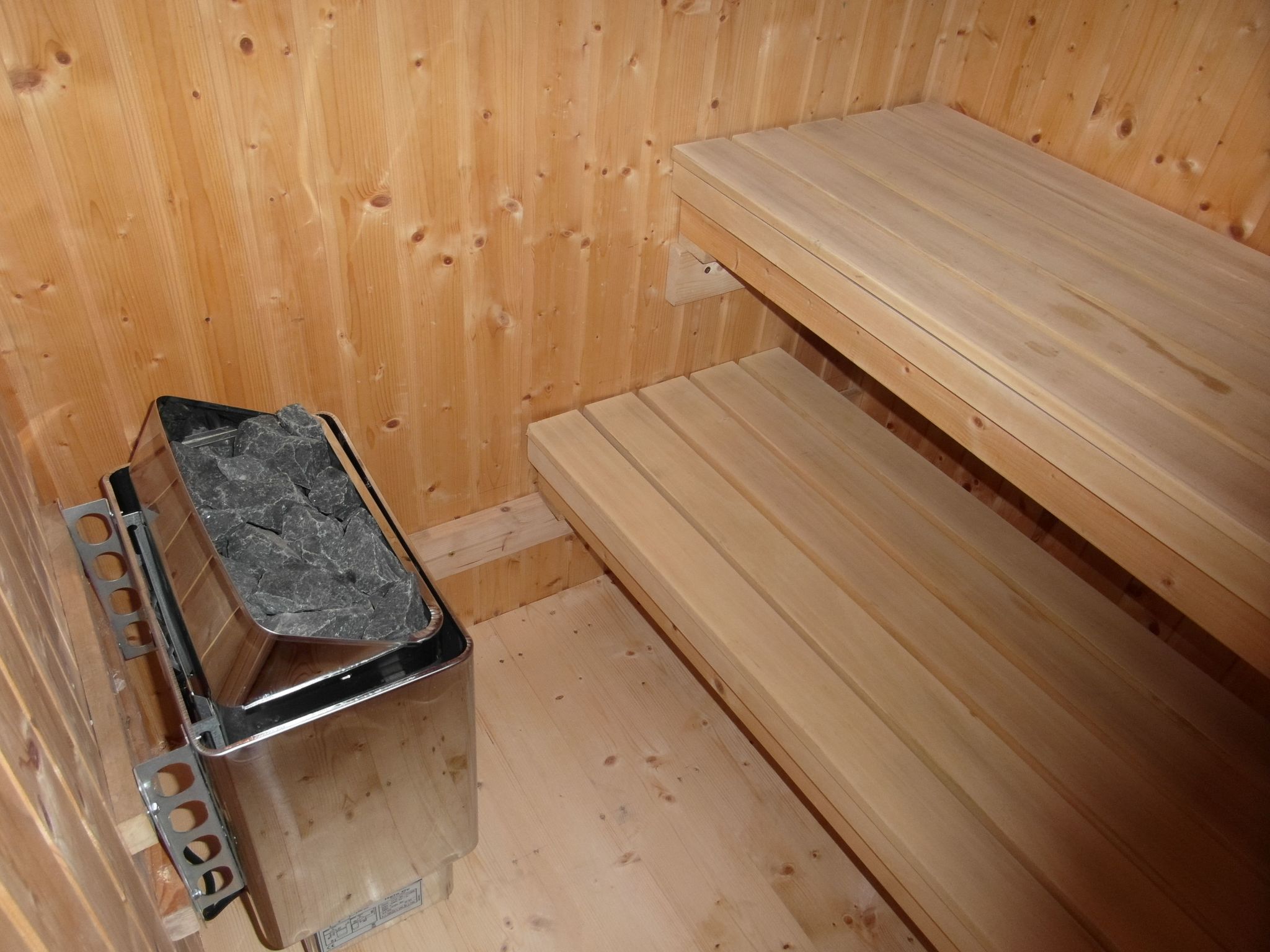 Traditionelles Haus, umgeben von Wäldern in Ralsko-Binnen