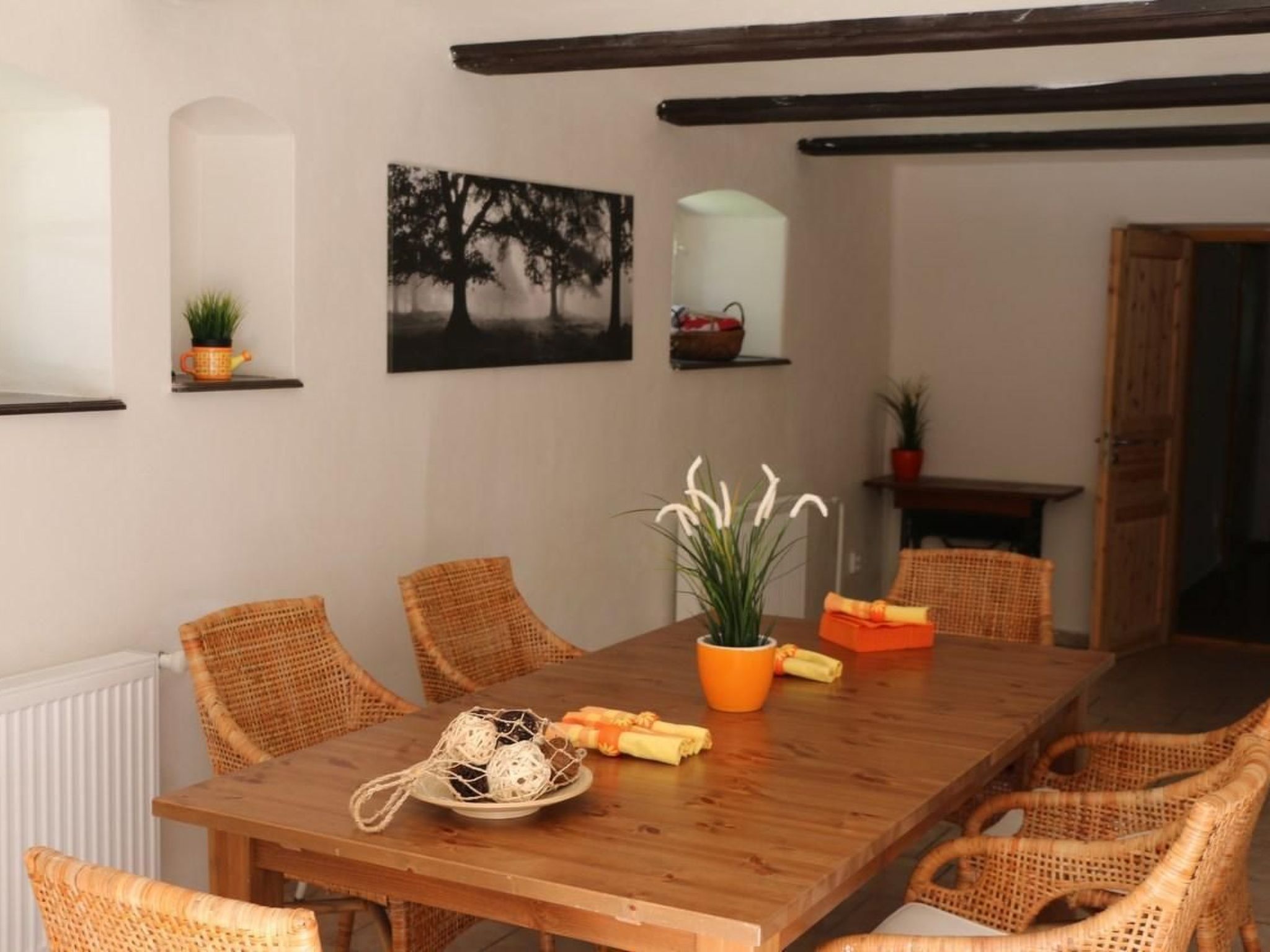 Traditionelles Haus, umgeben von Wäldern in Ralsko-Binnen