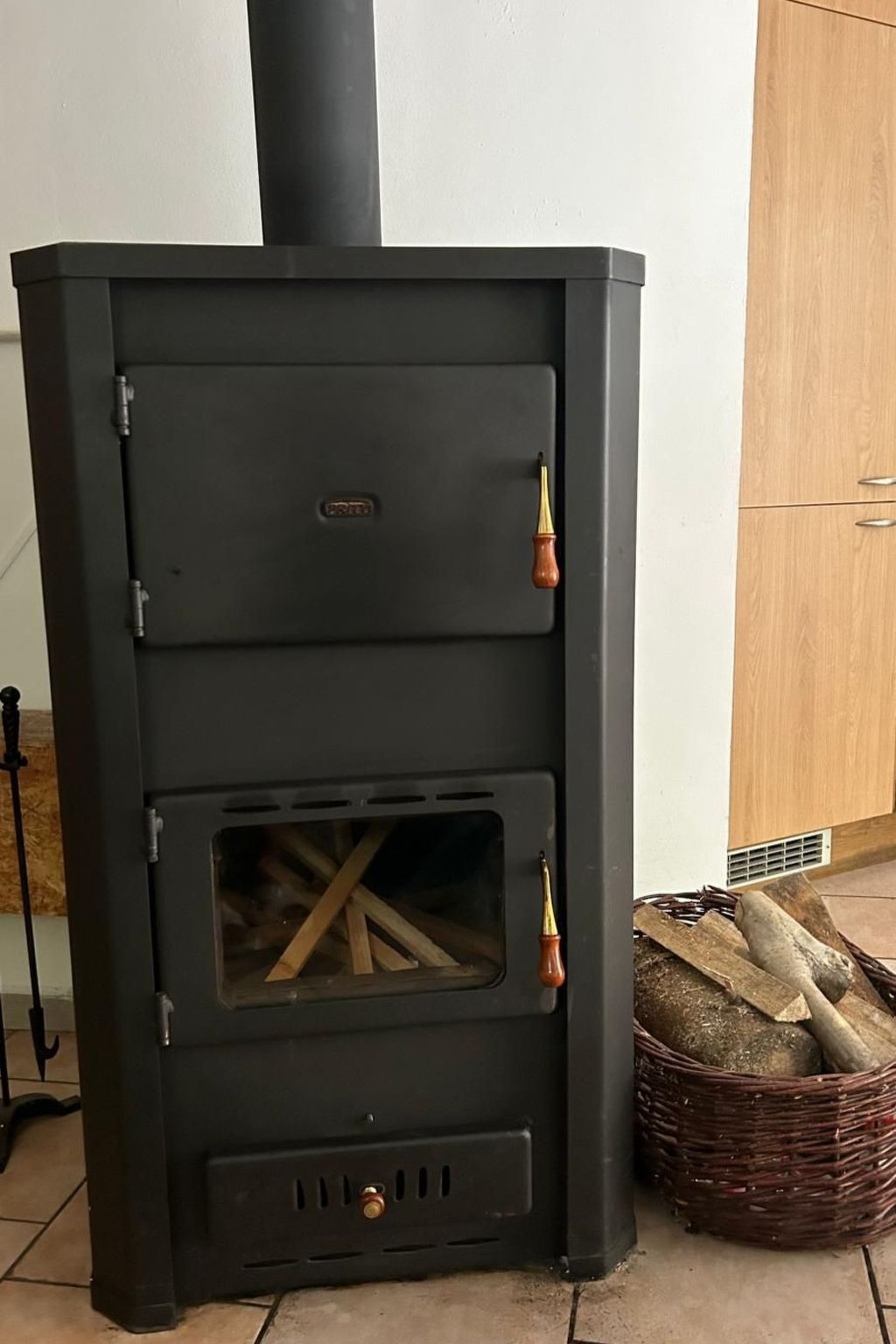 Traditionelles Haus, umgeben von Wäldern in Ralsko-Binnen