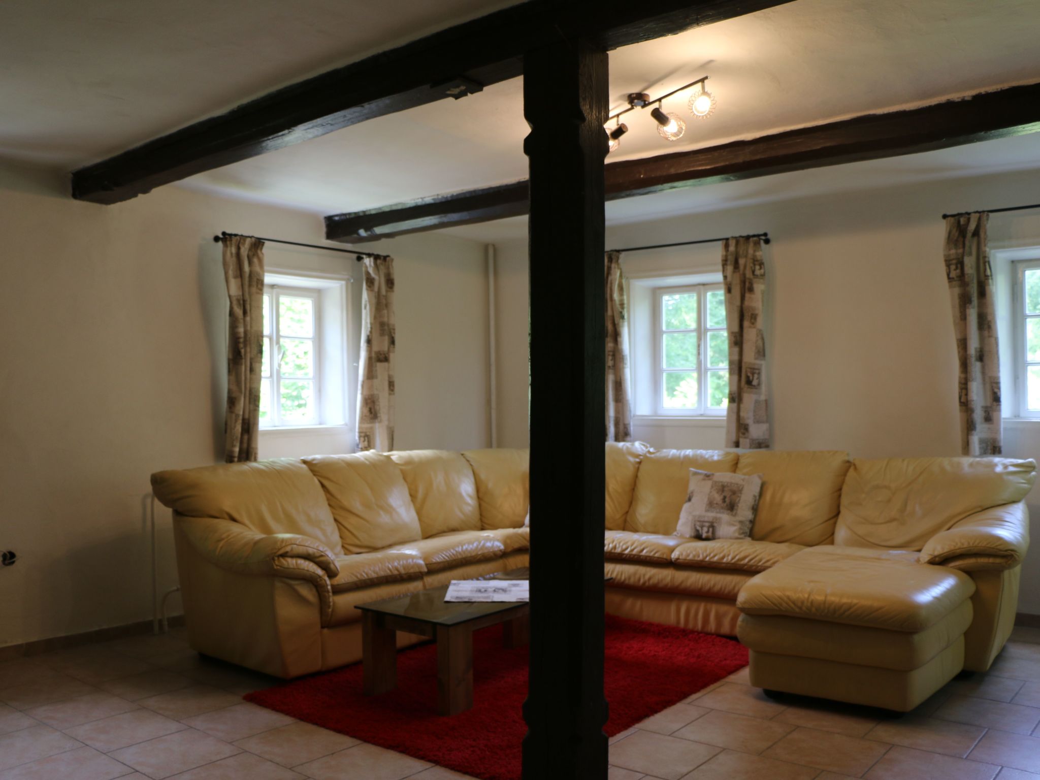 Traditionelles Haus, umgeben von Wäldern in Ralsko-Binnen