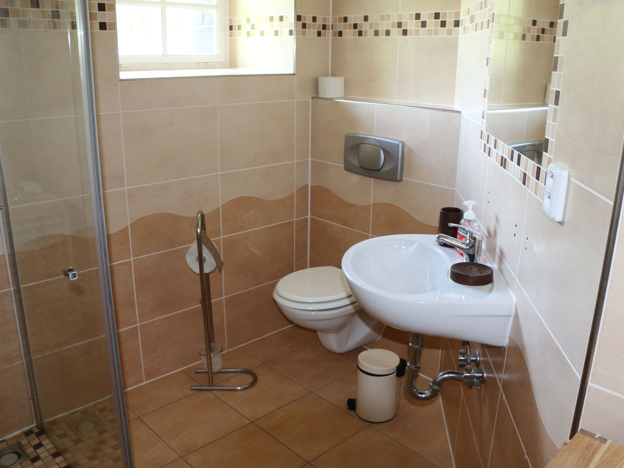 Traditionelles Haus, umgeben von Wäldern in Ralsko-Binnen