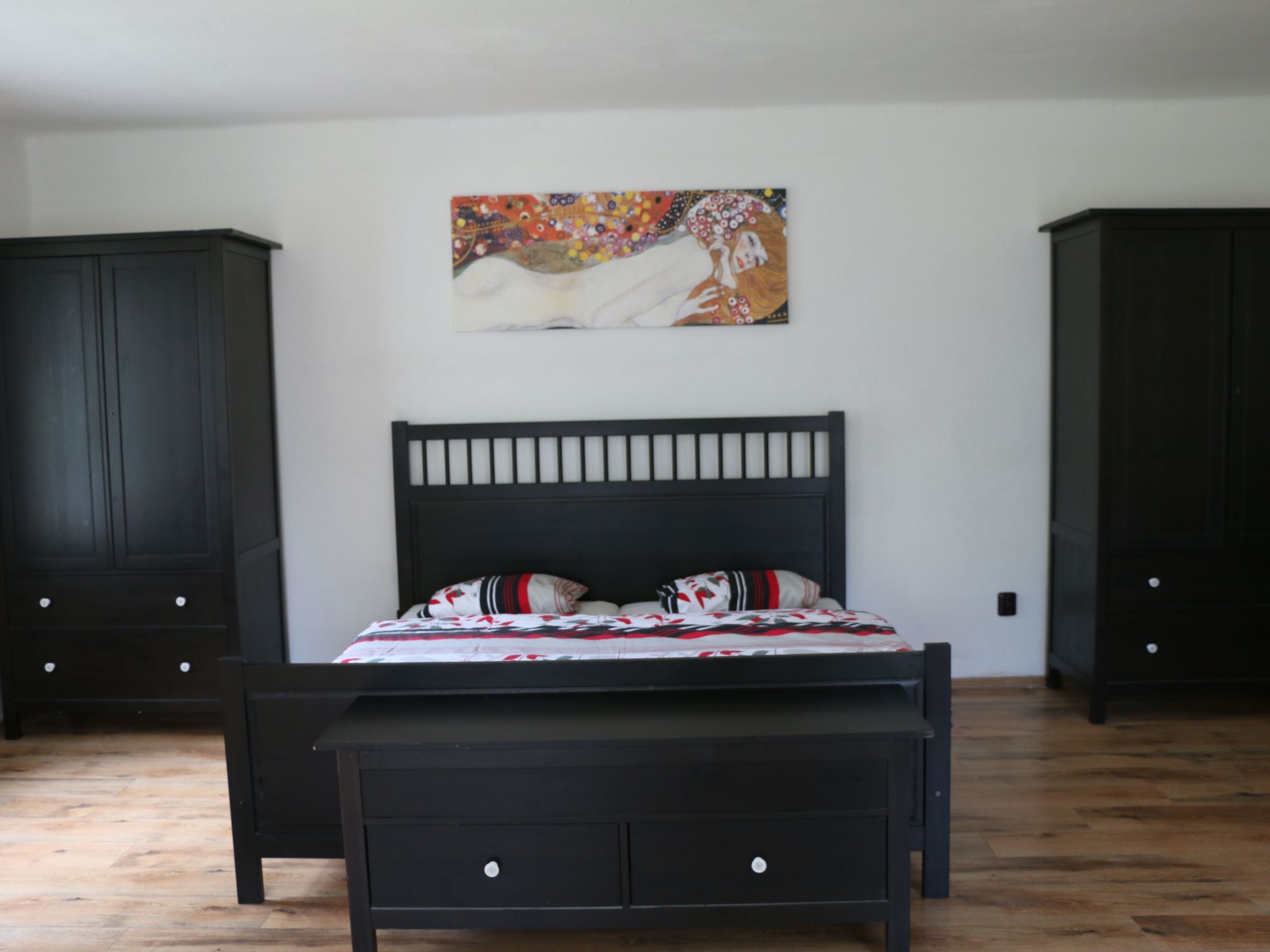 Traditionelles Haus, umgeben von Wäldern in Ralsko-Binnen