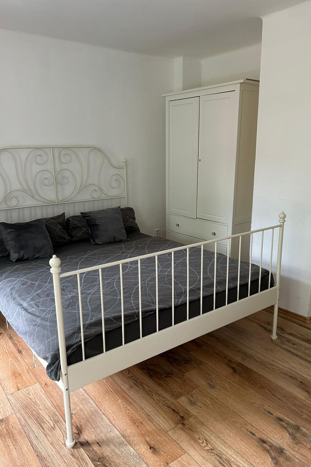 Traditionelles Haus, umgeben von Wäldern in Ralsko-Binnen