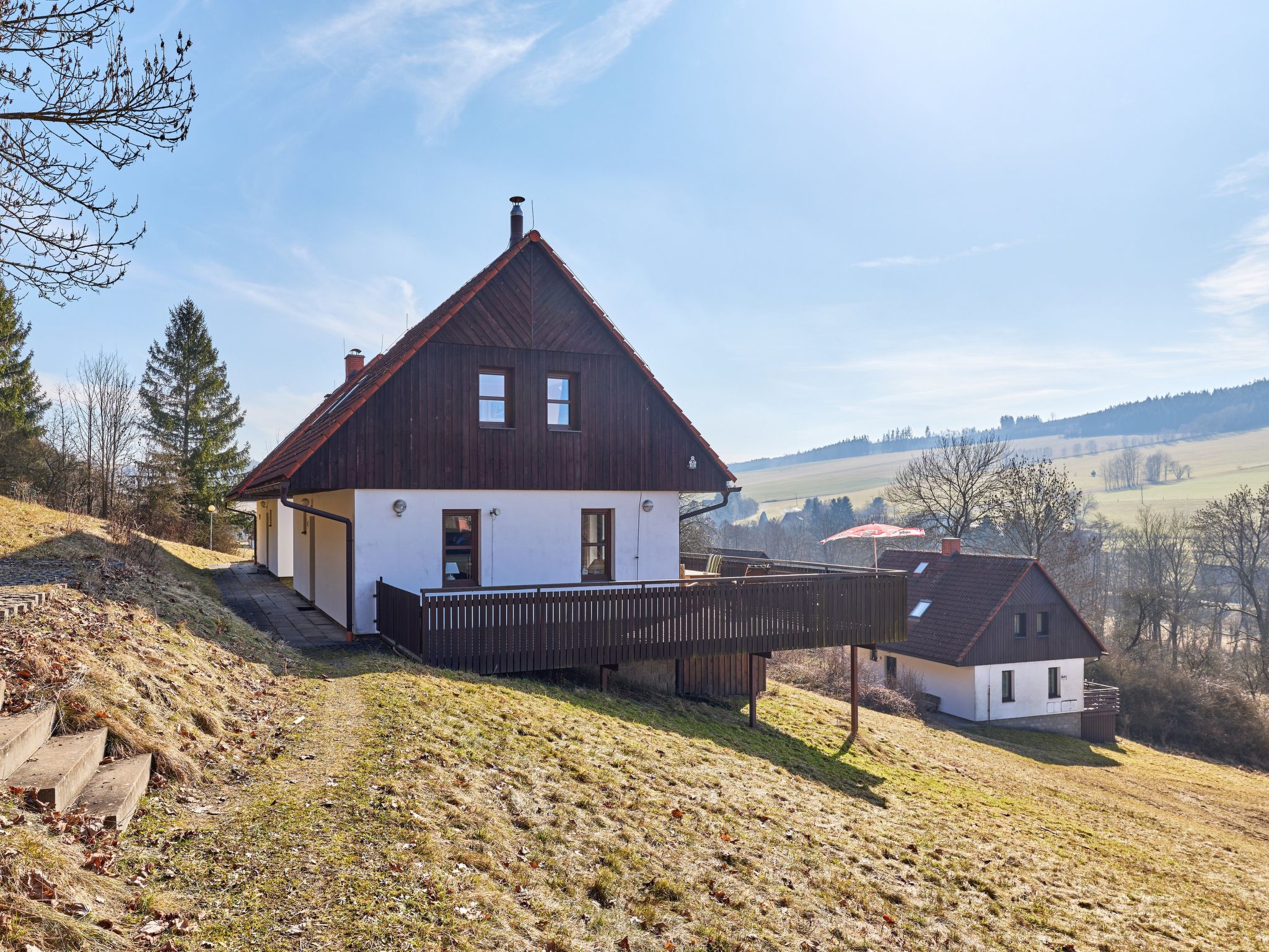 "Green Valley Park Stárkov 6", huis 4-kamers 100 m2 op 2 verdiepingen. Licht, volledig gerenoveerd, zeer comfortabel en mooi ingericht: woonkamer met zwedenkachel (alleen decoratie), Sat-TV en Flatsc..