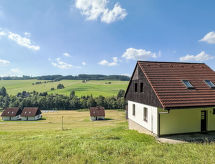 Ruim vakantiehuis voor 8 aan de bosrand bij Adršpach, met zwembad - thumbnail 1