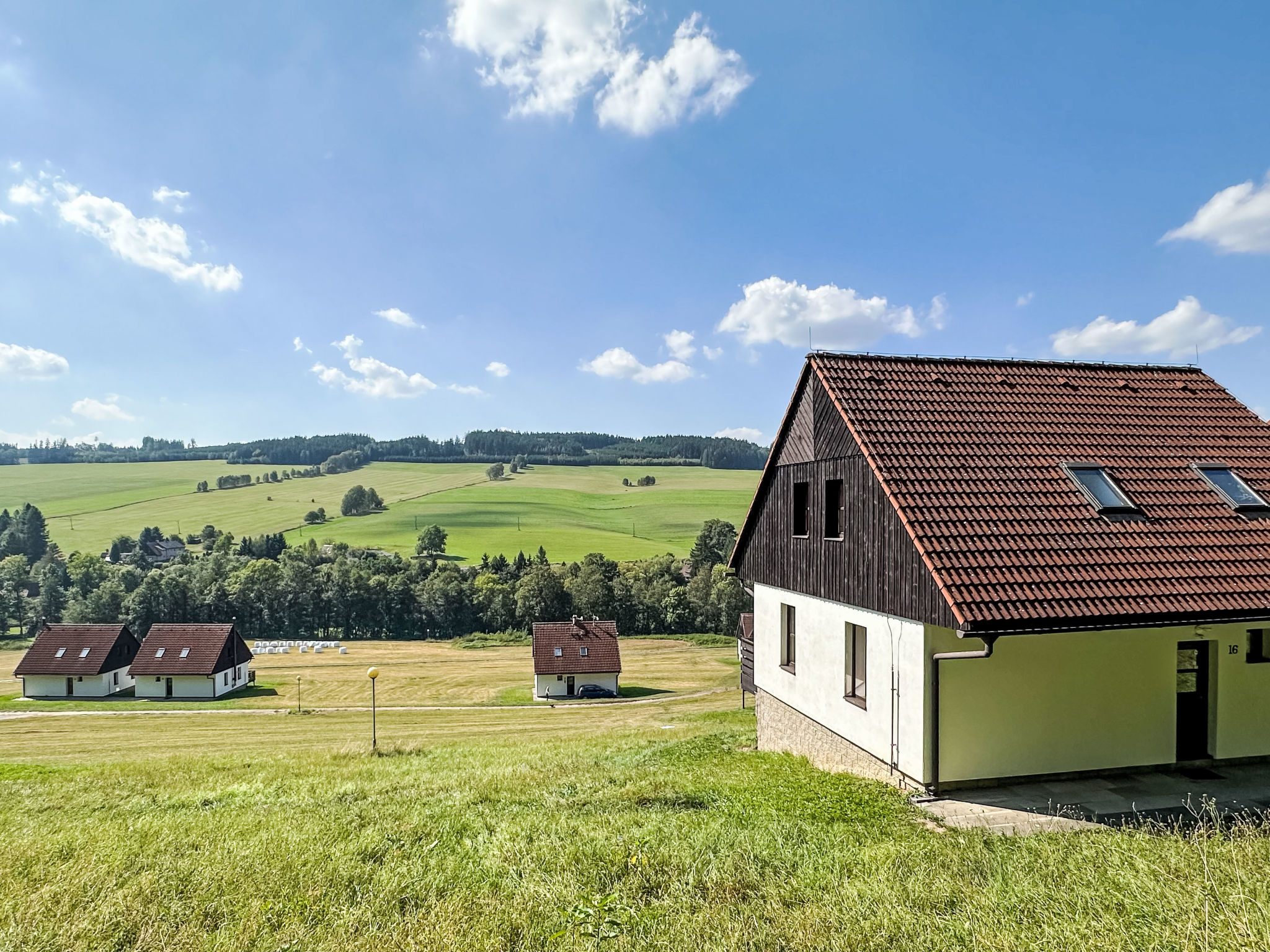 Chalet 4-kamers 100 m2 op 2 verdiepingen. Licht, gezellig ingericht: woonkamer met Sat-TV en Flatscreen TV. Uitgang naar het terras. Open keuken (4-pits kookplaat, broodrooster, waterkoker, magnetron,..