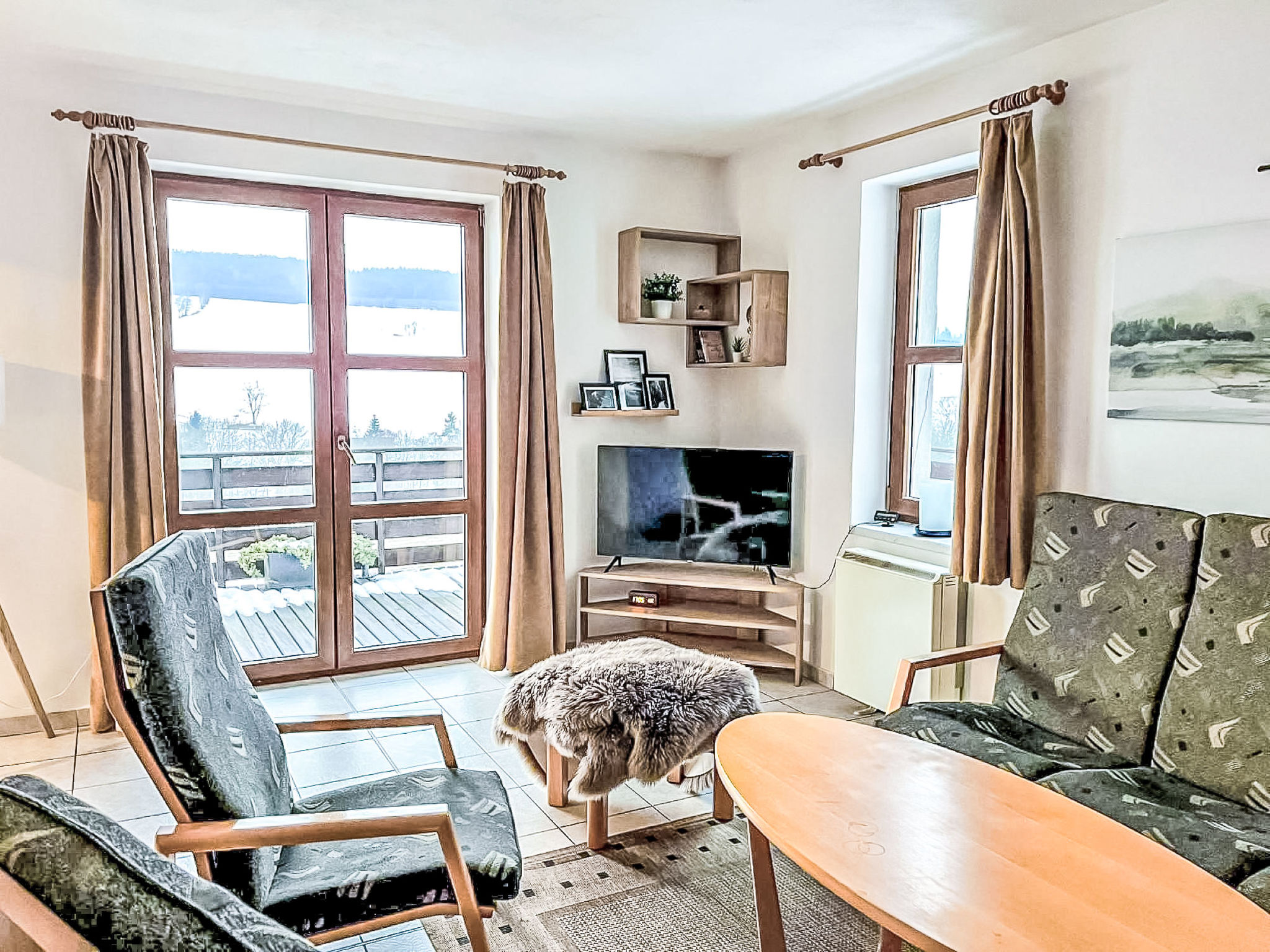 "Green Valley Park Stárkov 21", chalet 4-kamers 100 m2 op 2 verdiepingen. Licht, gerenoveerd, zeer comfortabel en mooi ingericht: woonkamer met zwedenkachel (alleen decoratie), Sat-TV en Flatscreen T..