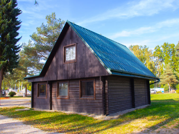 5-Zimmer-Landhaus. Esszimmer. Wohn-/Schlafzimmer mit 2 Betten, 1 Doppeldiwanbett und Sat-TV. 1 Zimmer mit 2 Betten. Küche (2 Glaskeramikherd Platten, Wasserkocher, Mikrowelle). Dusche, sep. WC. Heizu..