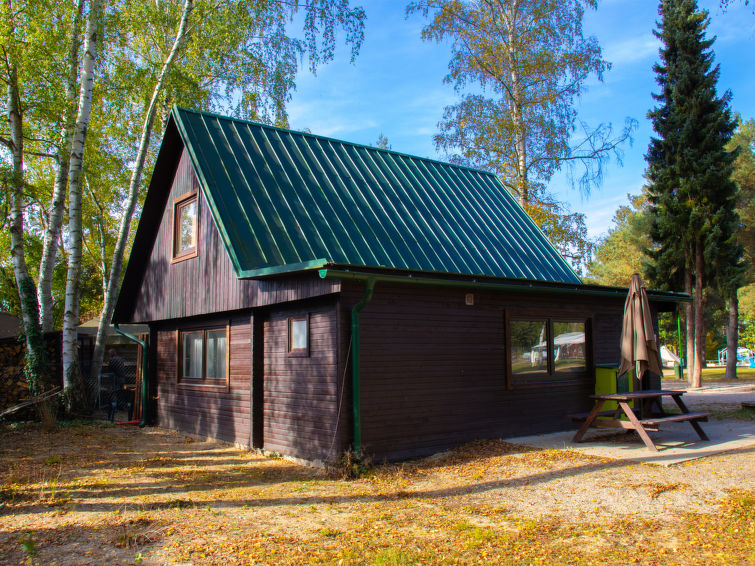 5-kamers cottage. Eetkamer. Woon-/slaapkamer met 2 bedden, 1 2-pers divanbed en Sat-TV. 1 kamer met 2 bedden. Keuken (2 keramische glas kookplaten, waterkoker, magnetron). Douche, aparte WC. Verwarmin..