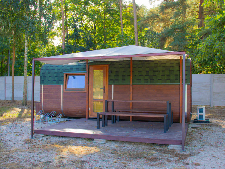 2-kamers mobilhome. 1 kamer met 1 2-pers bed en Sat-TV. Woonkeuken (2 keramische glas kookplaten, waterkoker, magnetron) met 1 x 2 stapelbedden. Douche/WC. Verwarming, air-conditioning. Terrasmeubelen..