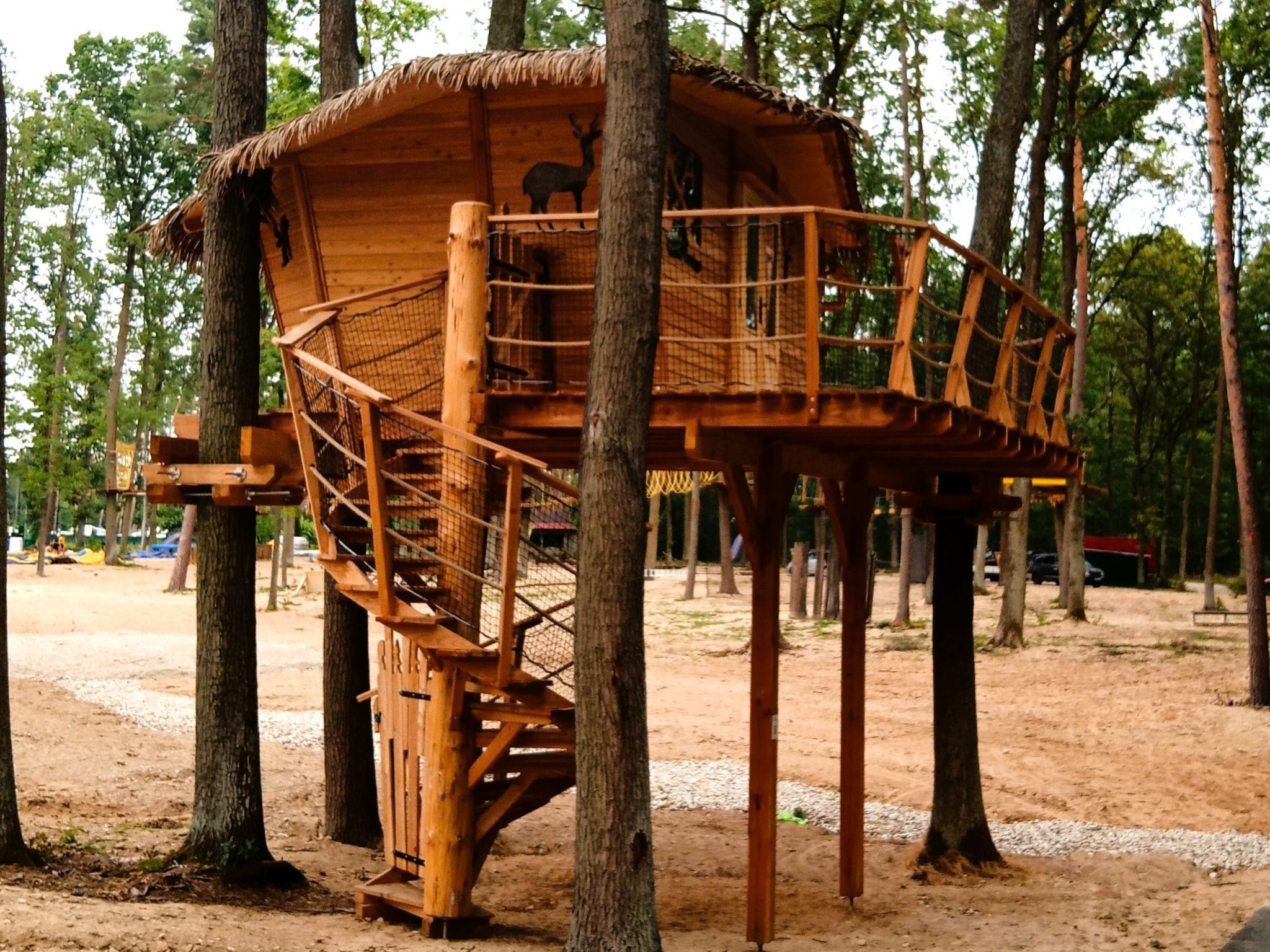 "Treehouse 1", 1-kamer cottage. Gezellig ingericht: woon-/slaapkamer met 1 x 2 stapelbedden, 1 2-pers bed. Kleine kookhoek). Zeer mooi uitzicht op het bos. Ter beschikking: Internet (WiFi, gratis). Ko..