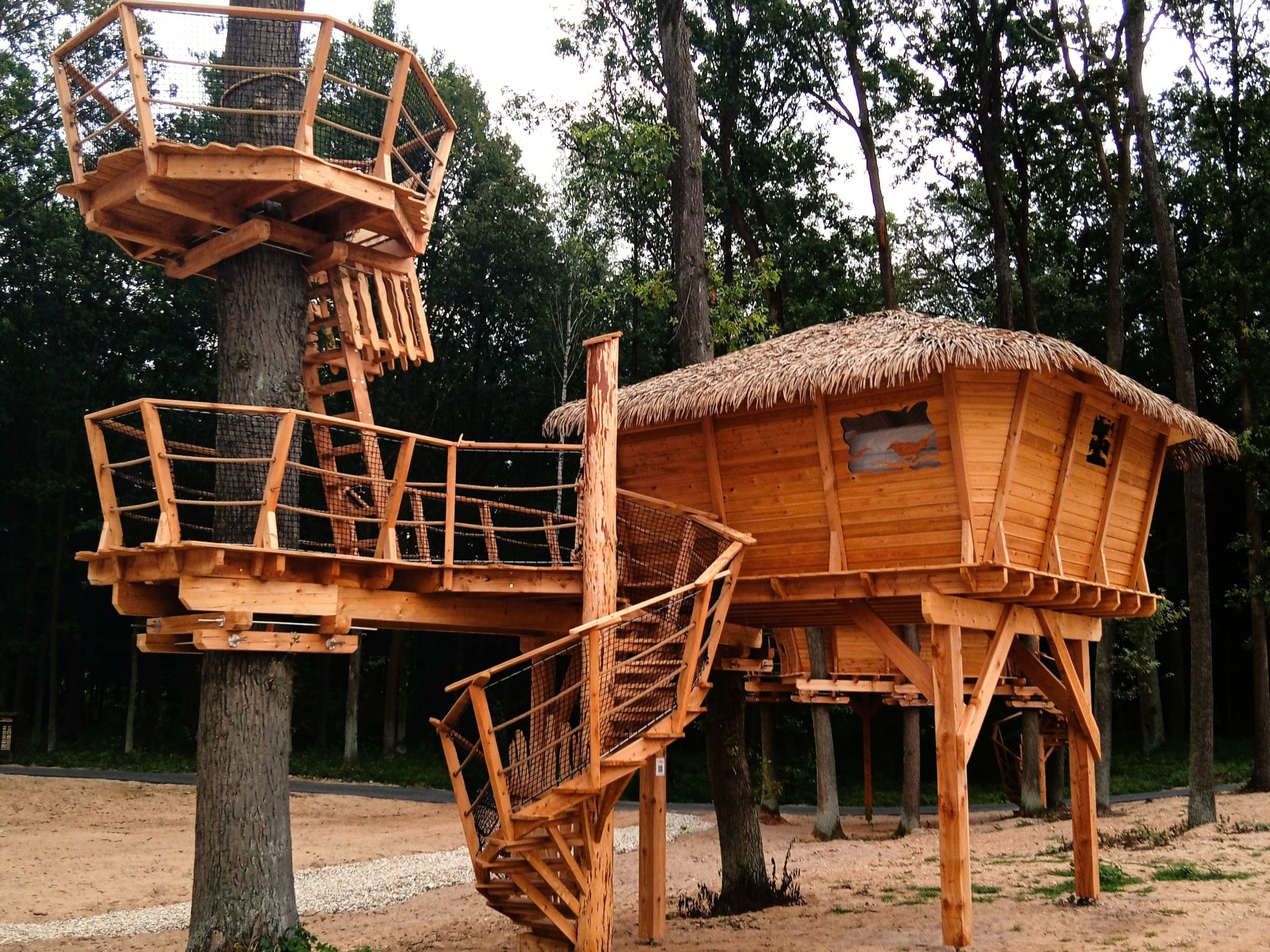 "Treehouse 2", 1-kamer cottage. Gezellig ingericht: woon-/slaapkamer met 1 x 2 stapelbedden, 1 2-pers bed. Kleine kookhoek). Zeer mooi uitzicht op het bos. Ter beschikking: Internet (WiFi, gratis). Ko..