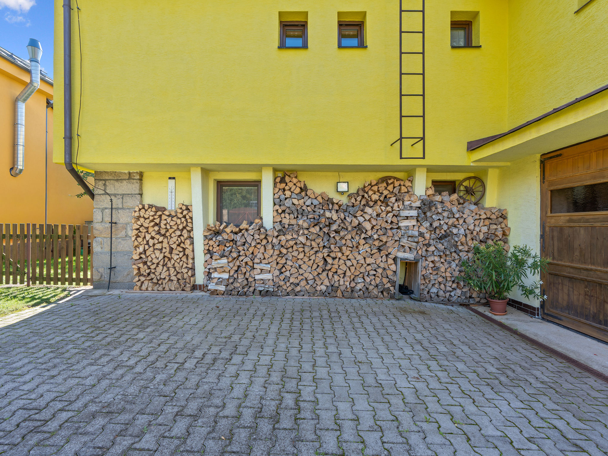 Tatobity-Outside