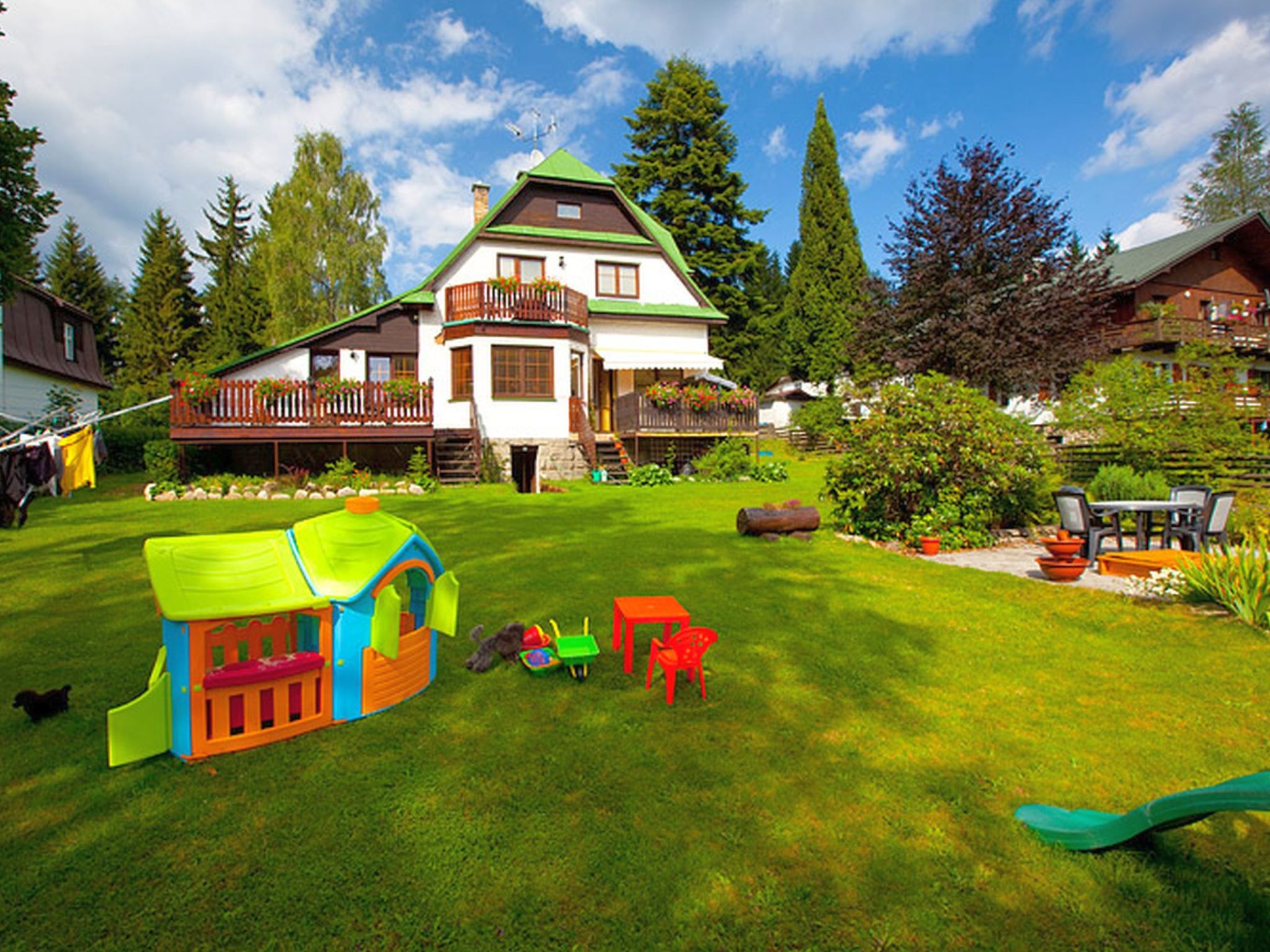 "Rieger 1", appartement 2-kamers 35 m2, op de begane grond. 1 kamer met 1 2-pers bed en 1 opklapbed. Woonkeuken (2-pits kookplaat, waterkoker, elektrische koffiemachine) met eettafel, 1 2-pers divanbe..