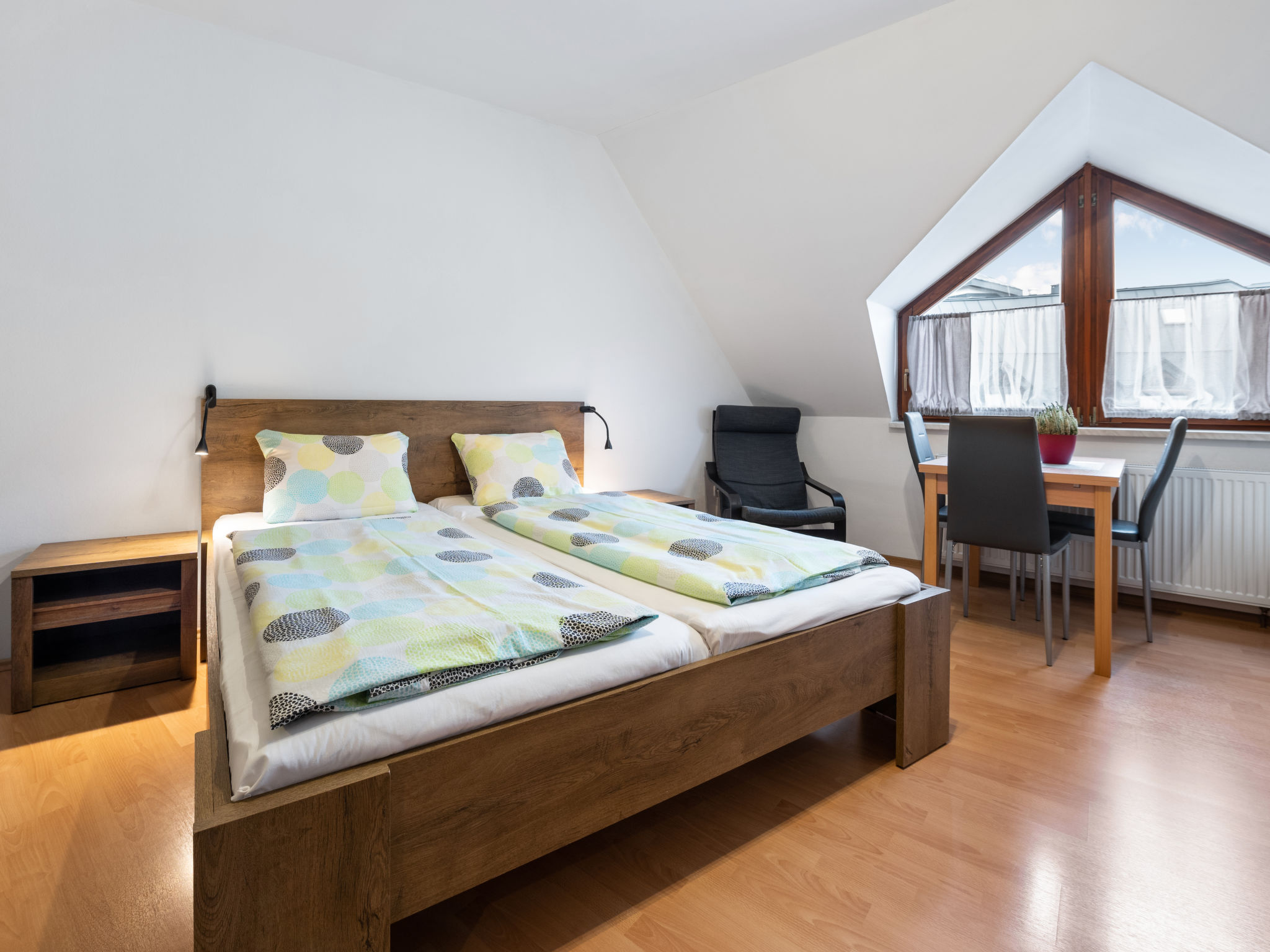 "Harrachov Central Nest", studio 1-kamer 26 m2, op de bovenste verdieping. Woon-/slaapkamer met afgeschuinde daken met 1 bed, 1 2-pers bed en Sat-TV. Kookhoek (2-pits kookplaat, broodrooster, waterkok..