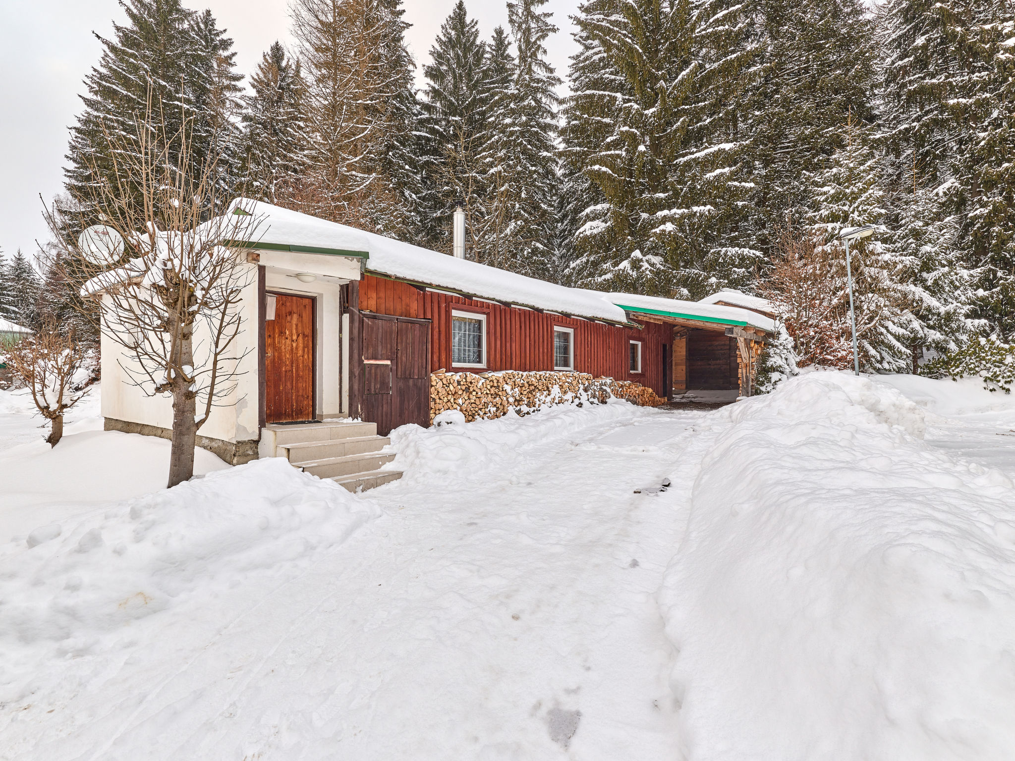 "Chaloupka U lesa", huis 3-kamers. Doelmatig ingericht: woon-/eetkamer met zwedenkachel, eettafel en TV. 1 open kamer met 1 bed en 1 2-pers bed. 1 kamer met 1 2-pers bed. Kookhoek (4-pits kookplaat, o..