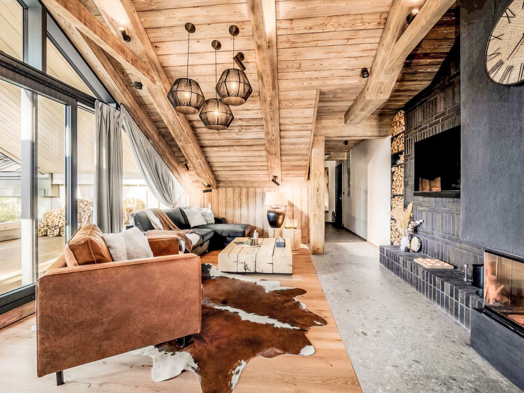 "Corso", appartement 3-kamers op de 4e verdieping. Zeer comfortabel en mooi ingericht: groot woon-/eetkamer met panoramavenster met 1 divanbed, open haard en TV. Uitgang naar het terras. 2 kamers, elk..