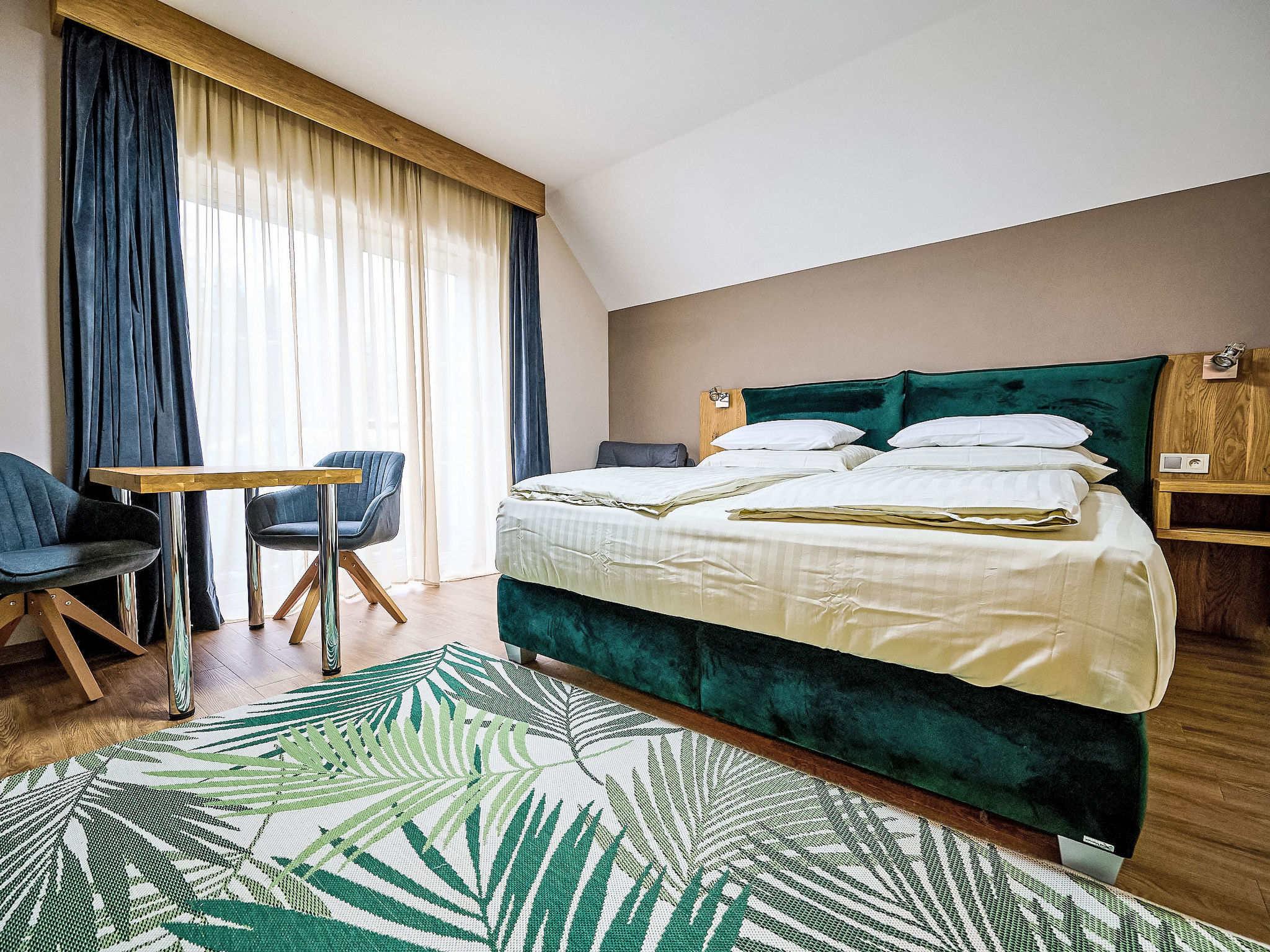 1-Zimmer-Studio 28 m2 im 1. Stock. Komfortabel und modern eingerichtet: 1 Zimmer mit 1 Doppelbett und TV. Kleine Kochnische (Geschirrspüler, 2 Glaskeramikplatten, Wasserkocher, Mikrowelle, Tiefkühle..