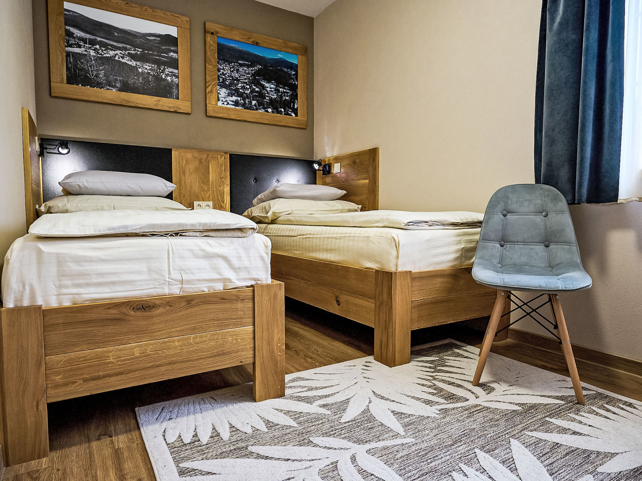 Appartement 2-kamers 35 m2 op de 1e verdieping. Woon-/slaapkamer met 1 2-pers bed en TV. 1 kamer met 2 bedden. Kleine kookhoek (afwasmachine, 2 keramische glas kookplaten, waterkoker, magnetron, diepv..