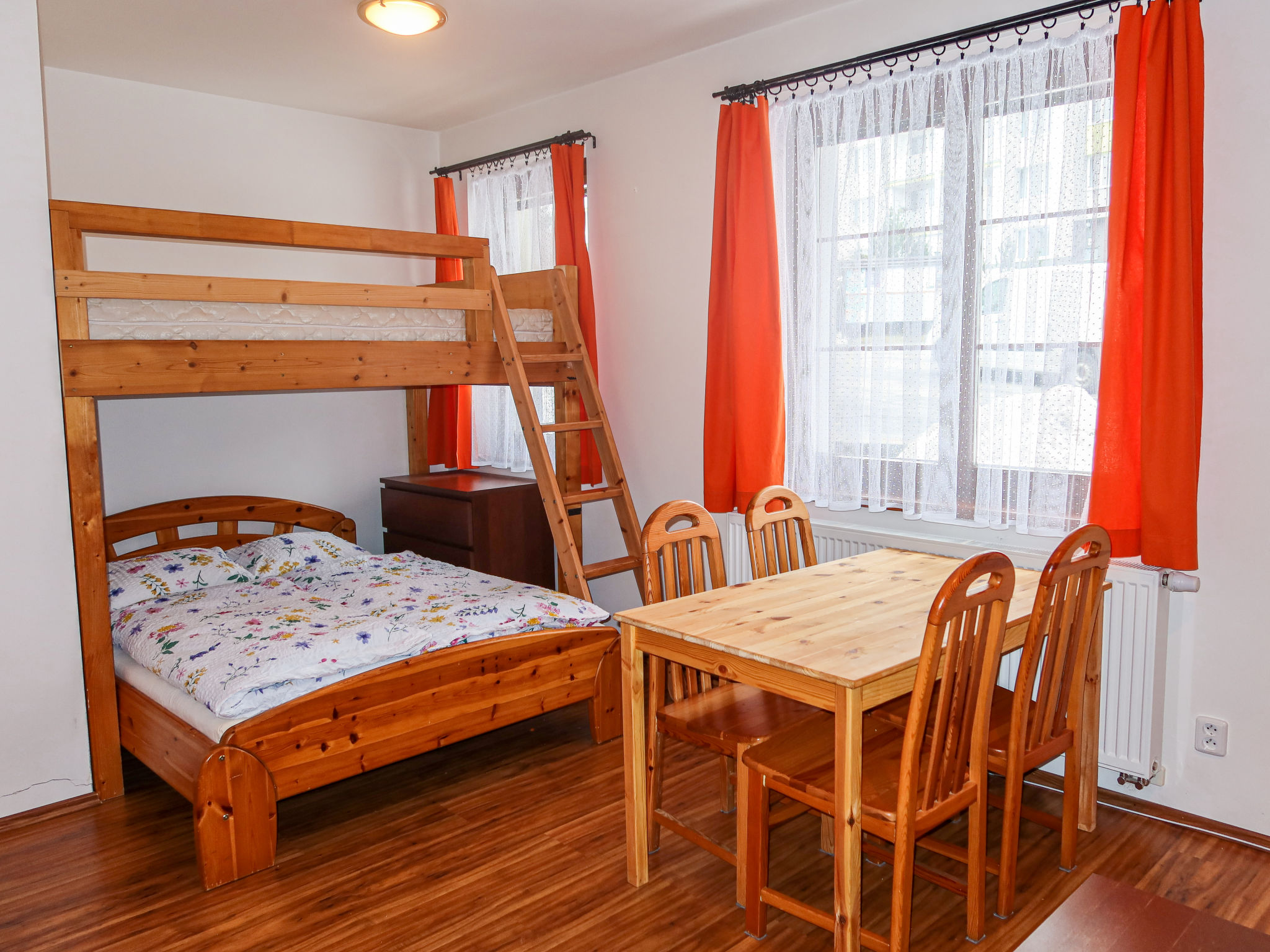 Studio 1-kamer op de begane grond. Gezellig ingericht: open woon-/slaapkamer met 1 2-pers divanbed en 1 x 2 stapelbedden (130 cm), 1 2-pers bed. Kookhoek (2-pits kookplaat, waterkoker, magnetron) met ..