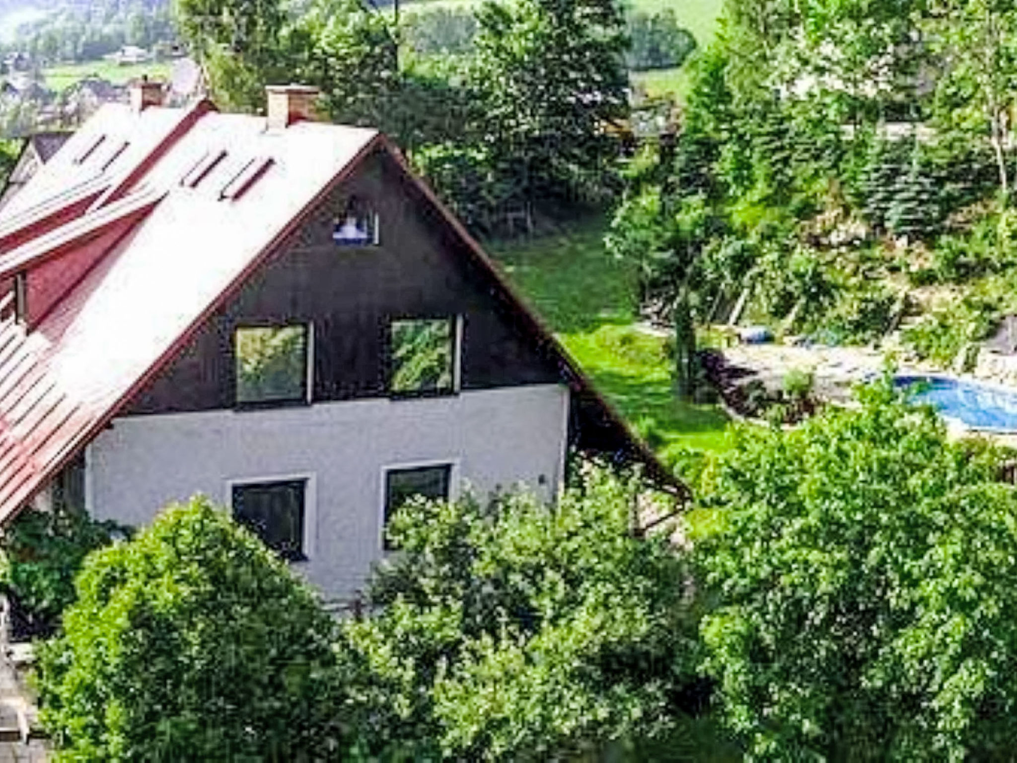 Appartement 7-kamers. Doelmatig en rustiek ingericht: groot woon-/eetkamer met zwedenkachel en TV. Uitgang naar de tuin, naar het terras. Open keuken (4-pits kookplaat, oven, afwasmachine, broodrooste..