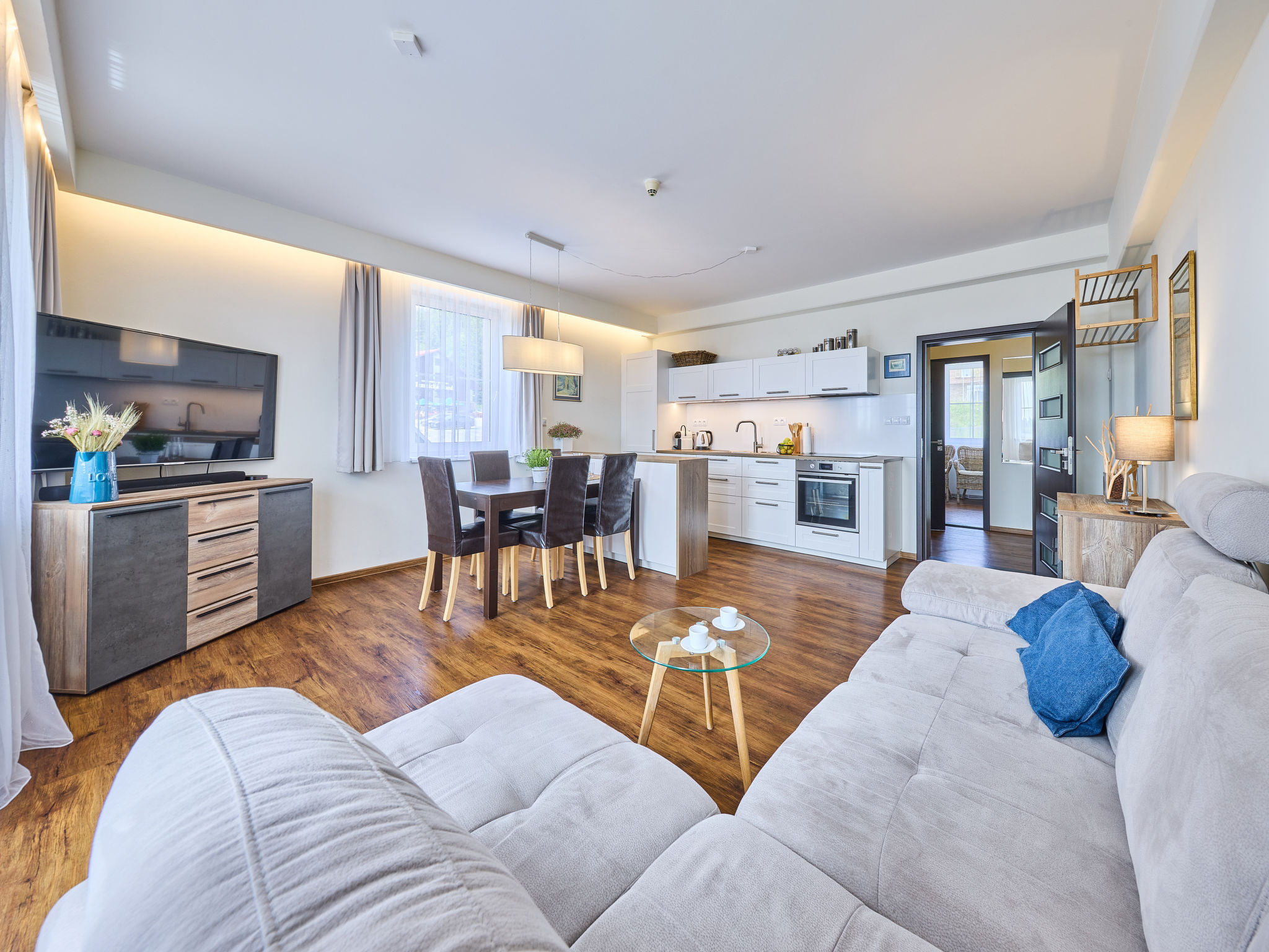 "Horní Mísečky", appartement 2-kamers 54 m2 op de 2e verdieping. Gerenoveerd in 2018, modern ingericht: woon-/slaapkamer met 1 divanbed, eettafel en Sat-TV. 1 kamer met 2 2-pers bedden (160 cm). Ko..