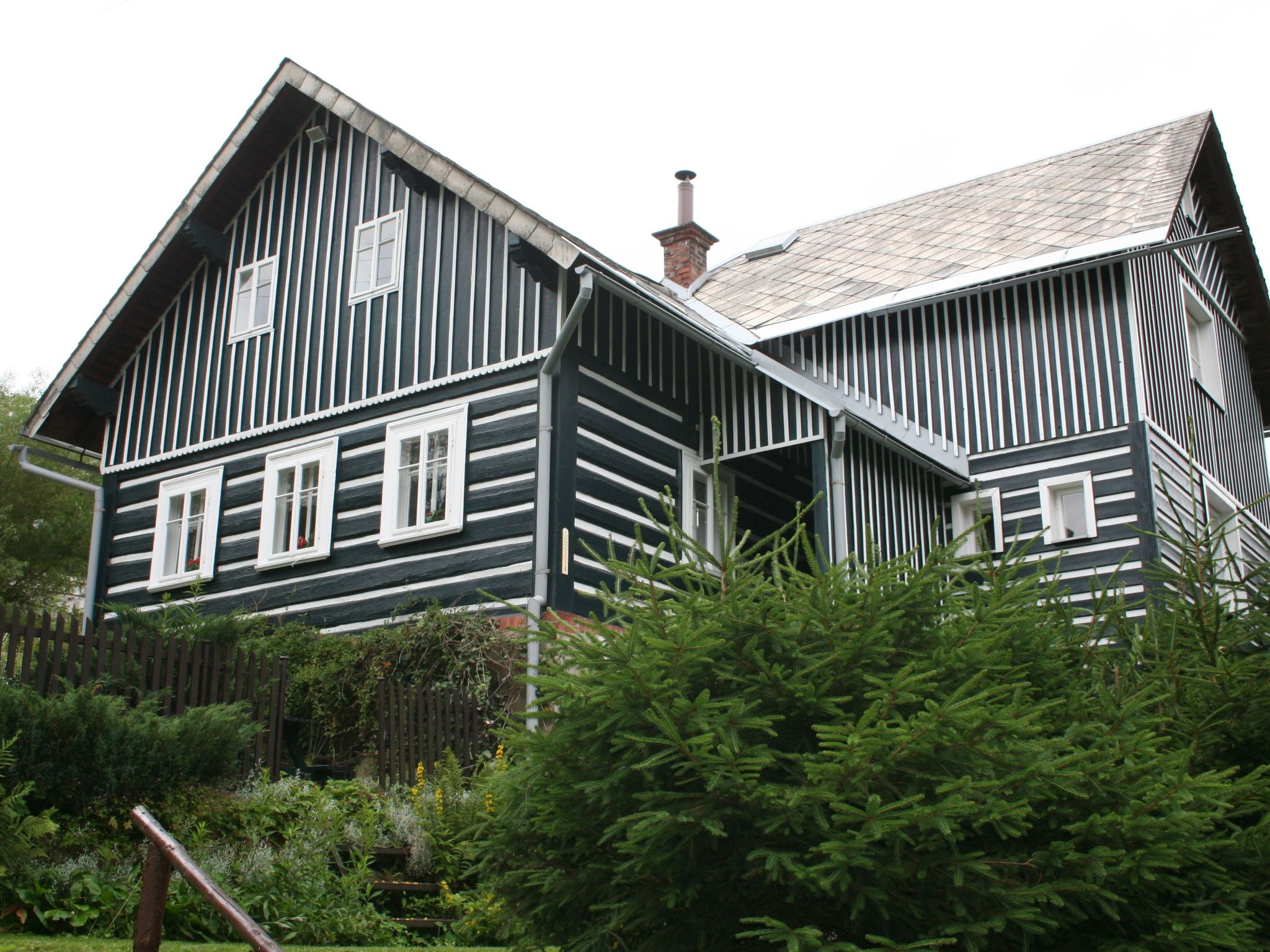 Charmantes, traditionelles Holzhaus-Binnen