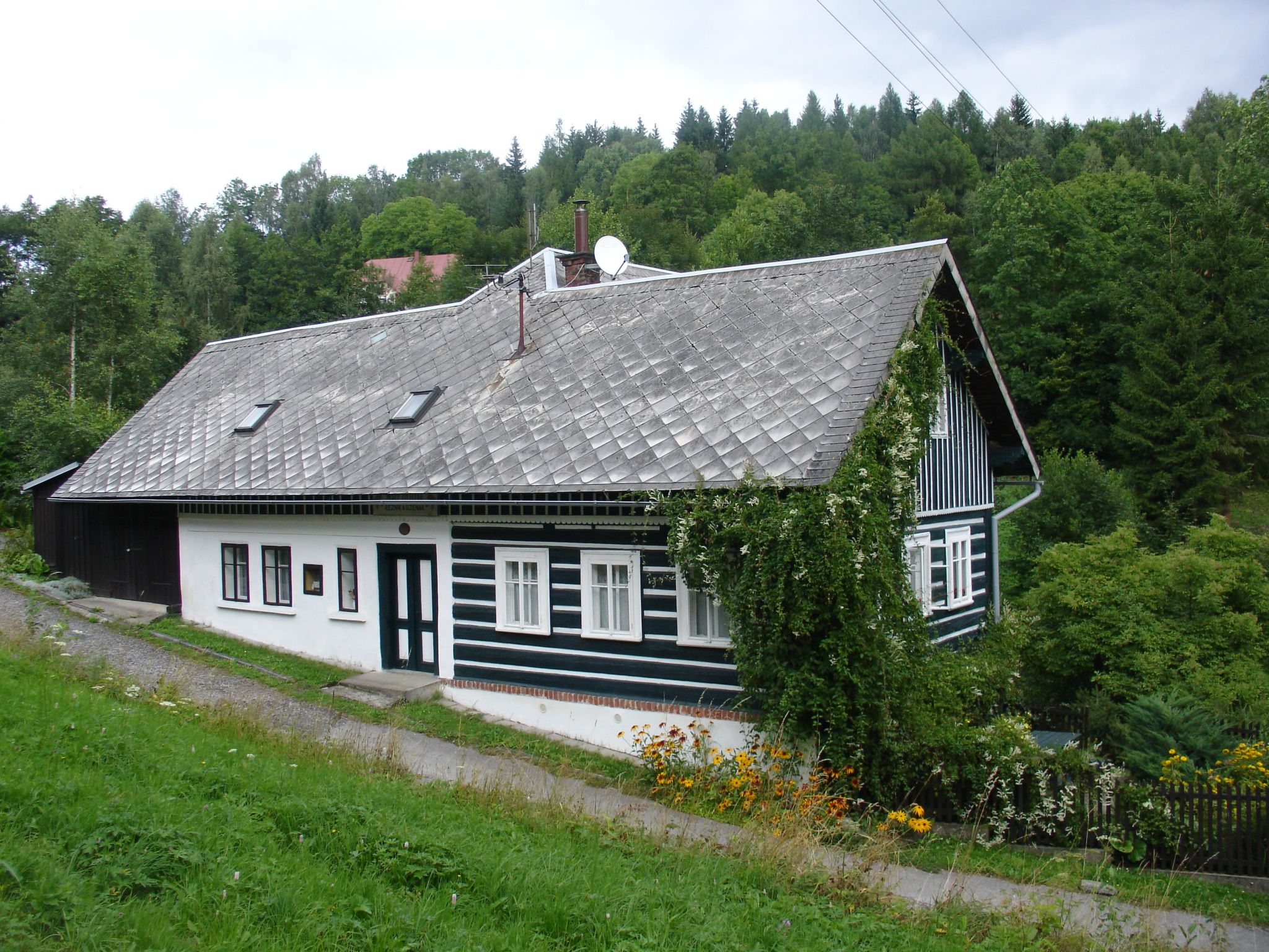 Charmantes, traditionelles Holzhaus-Binnen