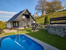 Vrijstaande gerenoveerde cottage met privézwembad in Kvasiny - thumbnail 1