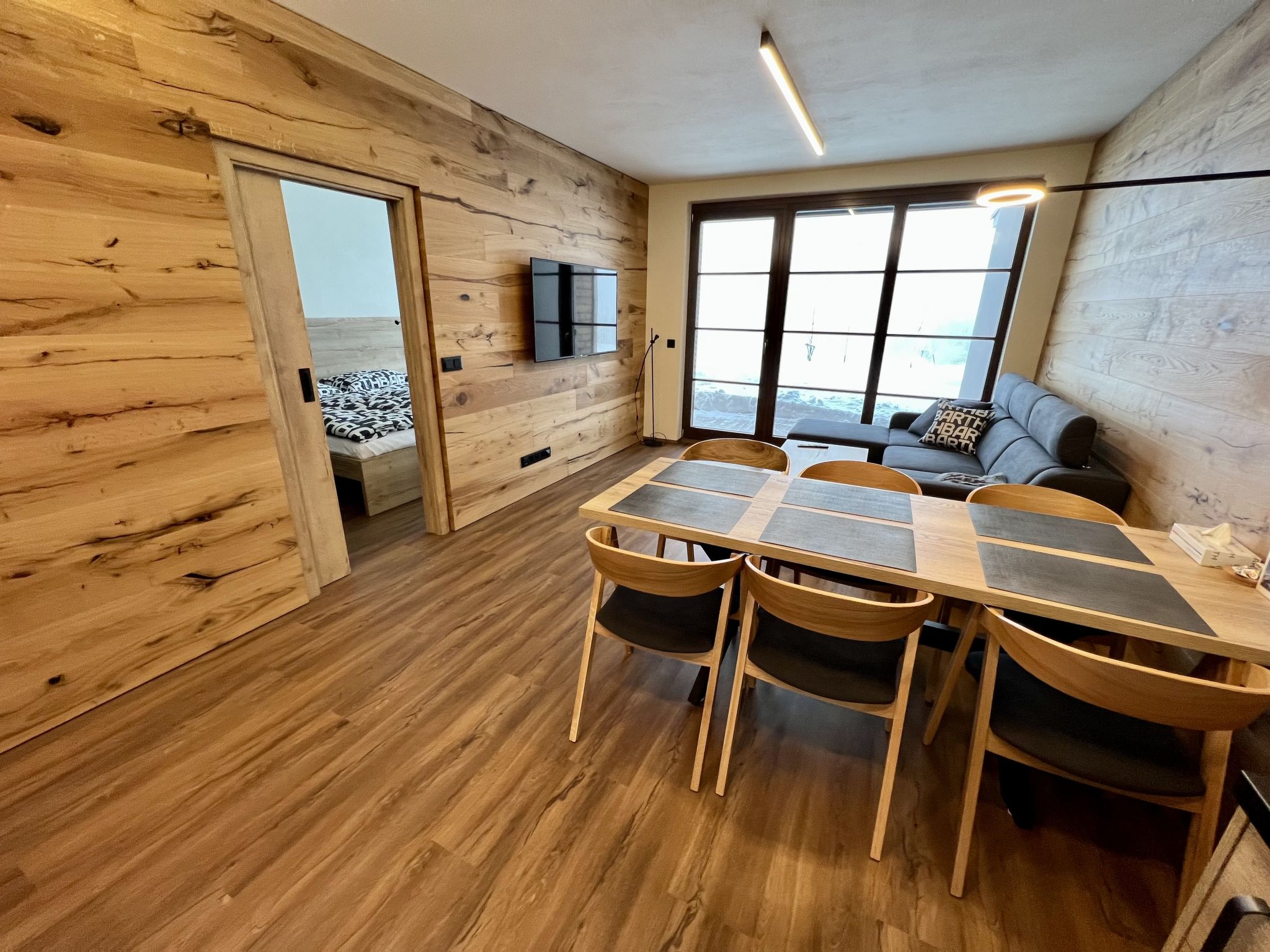 "Říčky F39", bungalow 3-kamers 75 m2. Het objekt is geschikt voor 4 volwassenen + 2 kinderen. Luxueus ingericht: woonkamer met TV (Flatscreen TV). Uitgang naar de tuin, naar het terras. 1 kamer met..