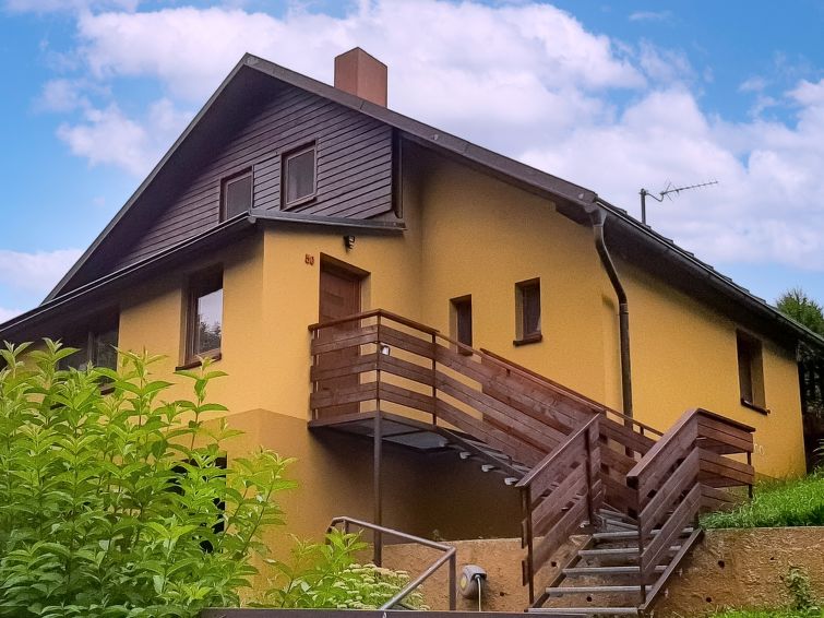 Huis 5-kamers op 3 verdiepingen. Woonkamer met zwedenkachel, Sat-TV, CD-speler en DVD. Uitgang naar het terras, naar het zwembad. 1 kamer met 1 2-pers bed. Keuken (oven, afwasmachine, 4 inductiekookpl..