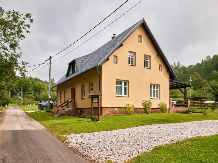 "Stela", appartement 2-kamers 45 m2 op de 1e verdieping. Zeer comfortabel en mooi ingericht: woon-/eetkamer met 1 divanbed, eettafel en Sat-TV. 1 kamer met 2 bedden en 1 2-pers bed. Kookhoek (oven, af..