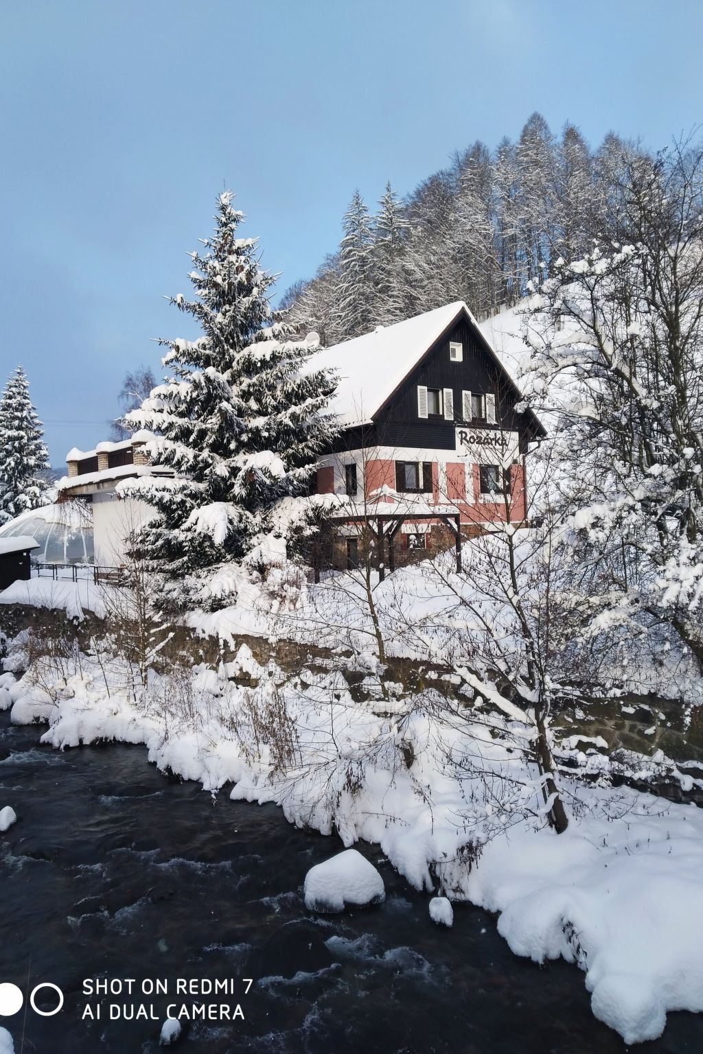 Mit solarbeheiztem Außenpool und Sauna-Binnen