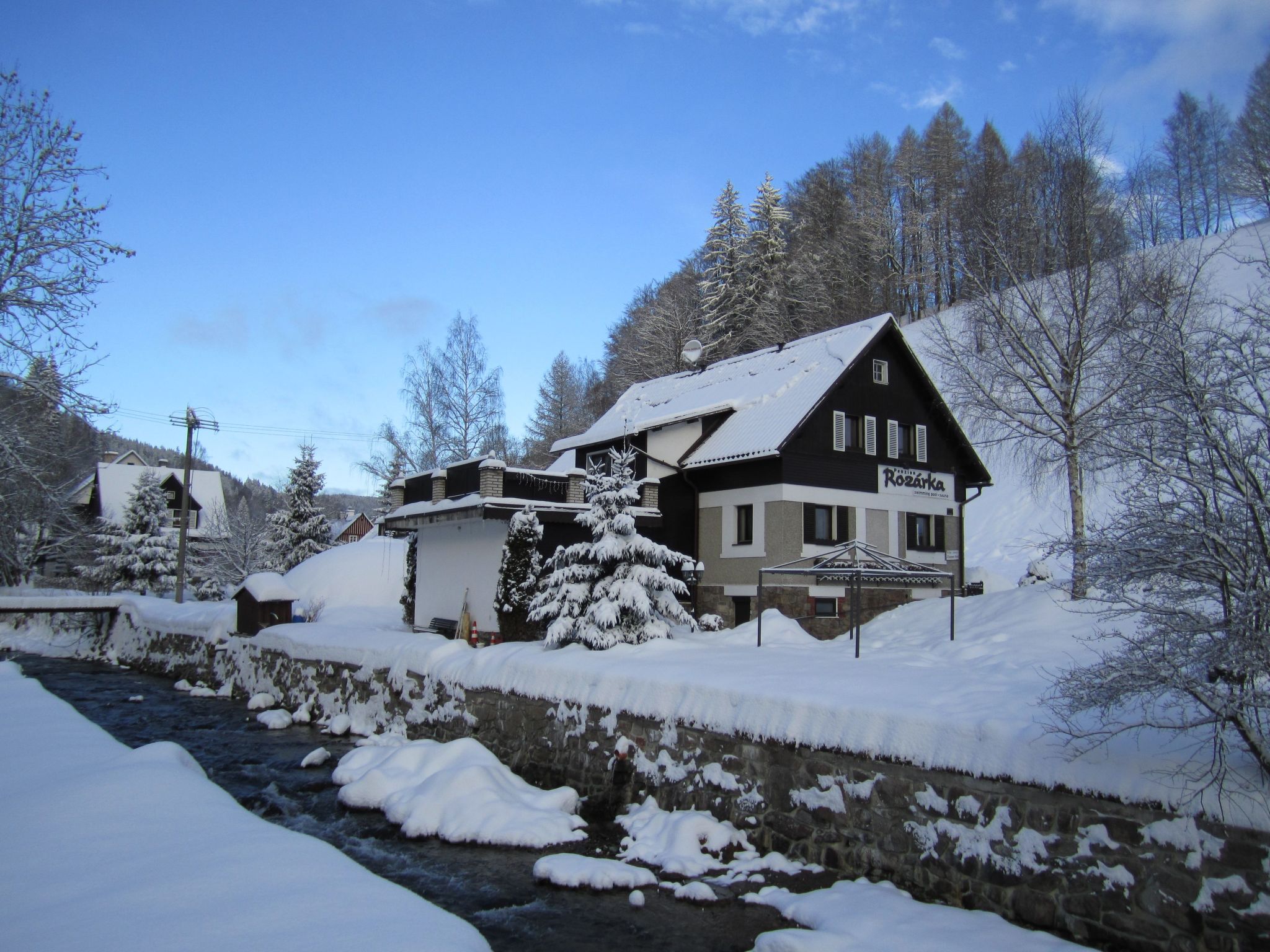 Mit solarbeheiztem Außenpool und Sauna-Binnen