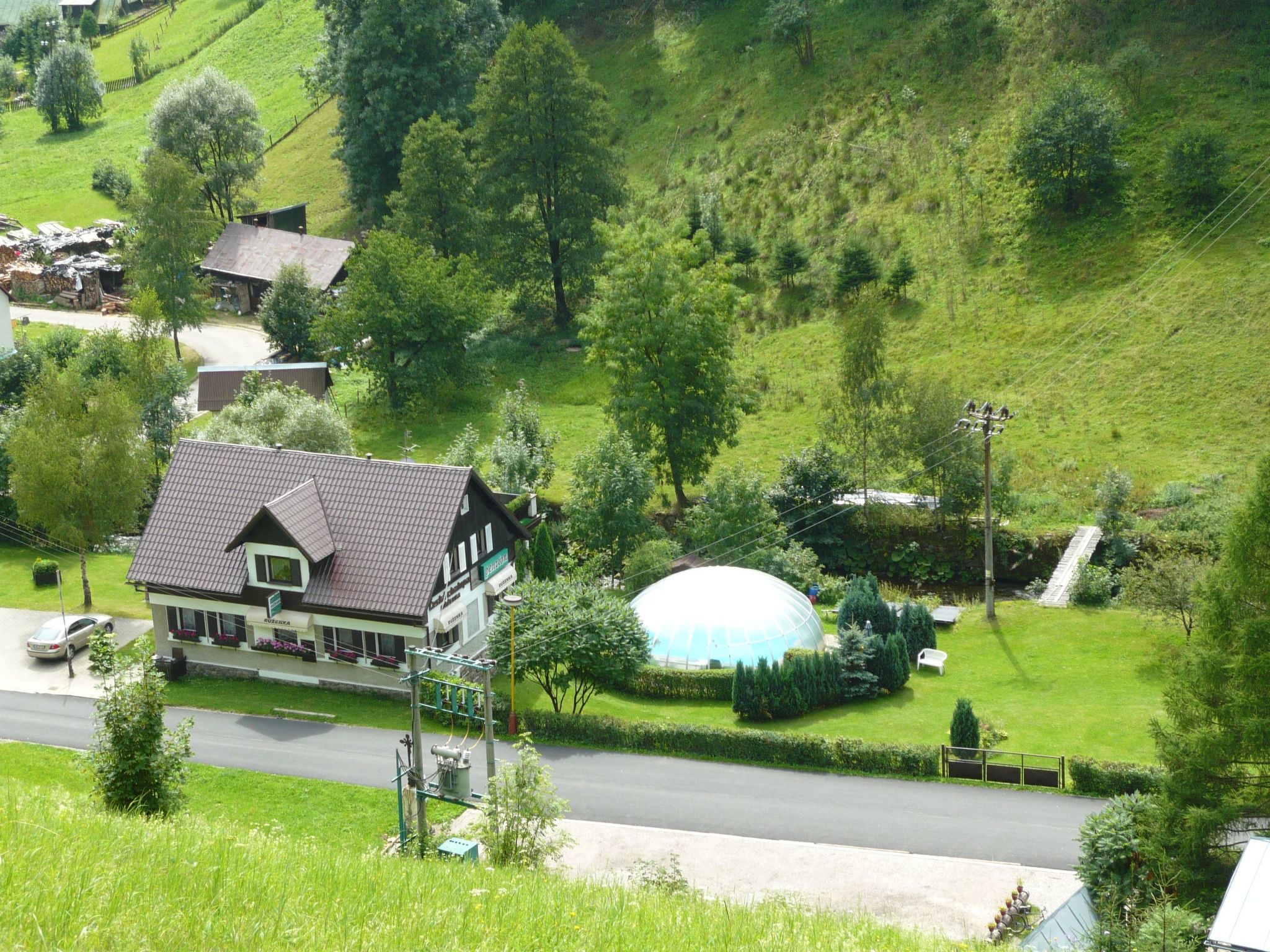 Mit solarbeheiztem Außenpool und Sauna-Binnen