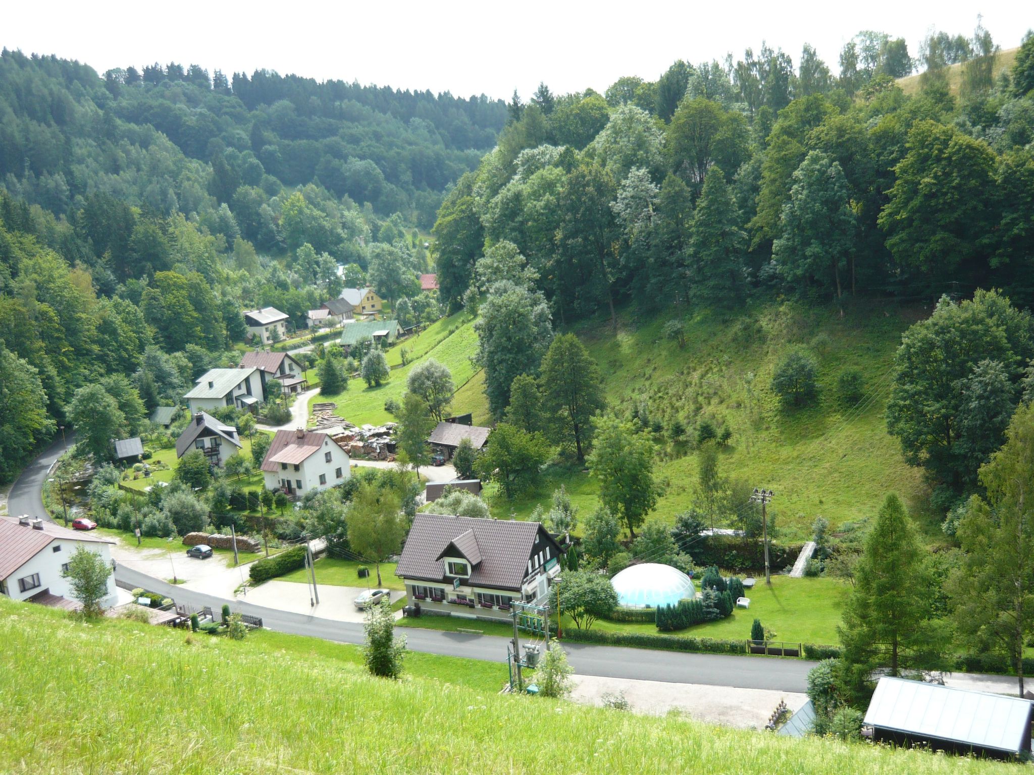 Mit solarbeheiztem Außenpool und Sauna-Binnen