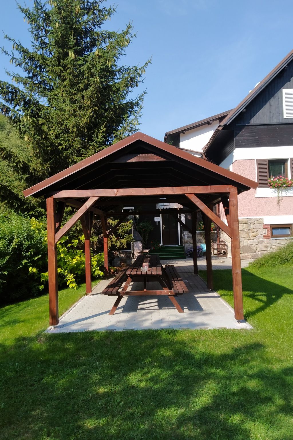 Mit solarbeheiztem Außenpool und Sauna-Binnen