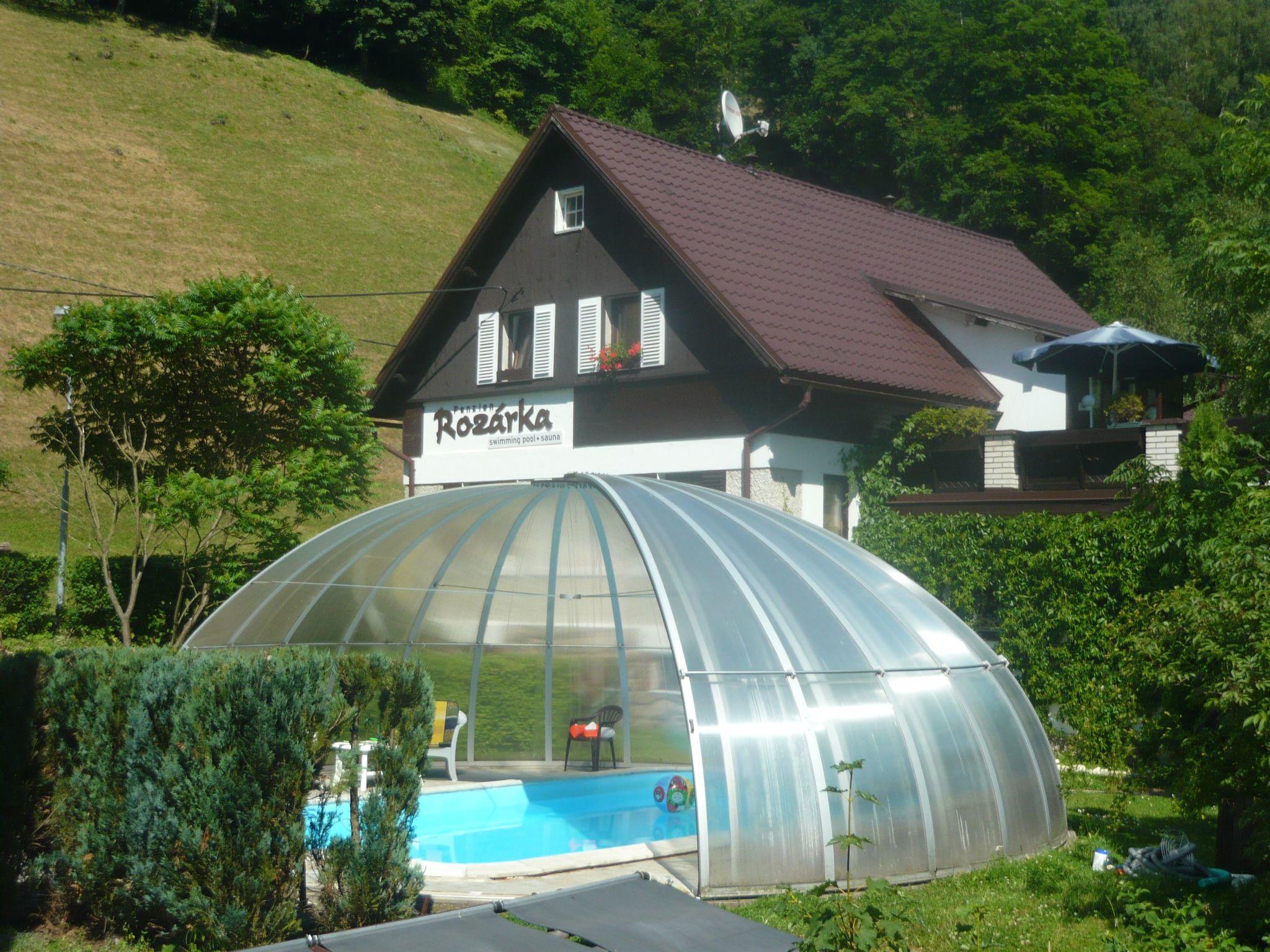 Mit solarbeheiztem Außenpool und Sauna-Binnen