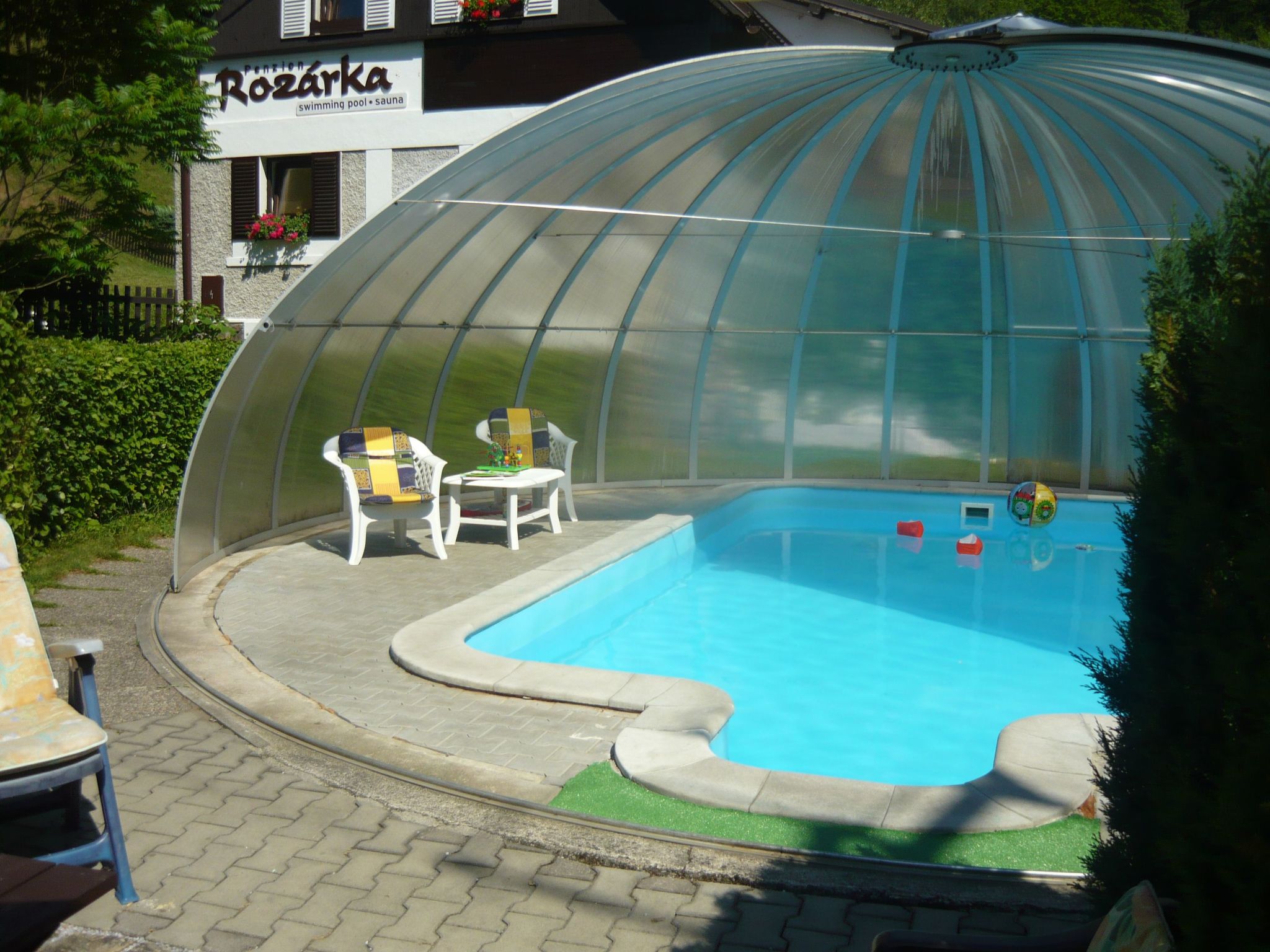 Mit solarbeheiztem Außenpool und Sauna-Binnen