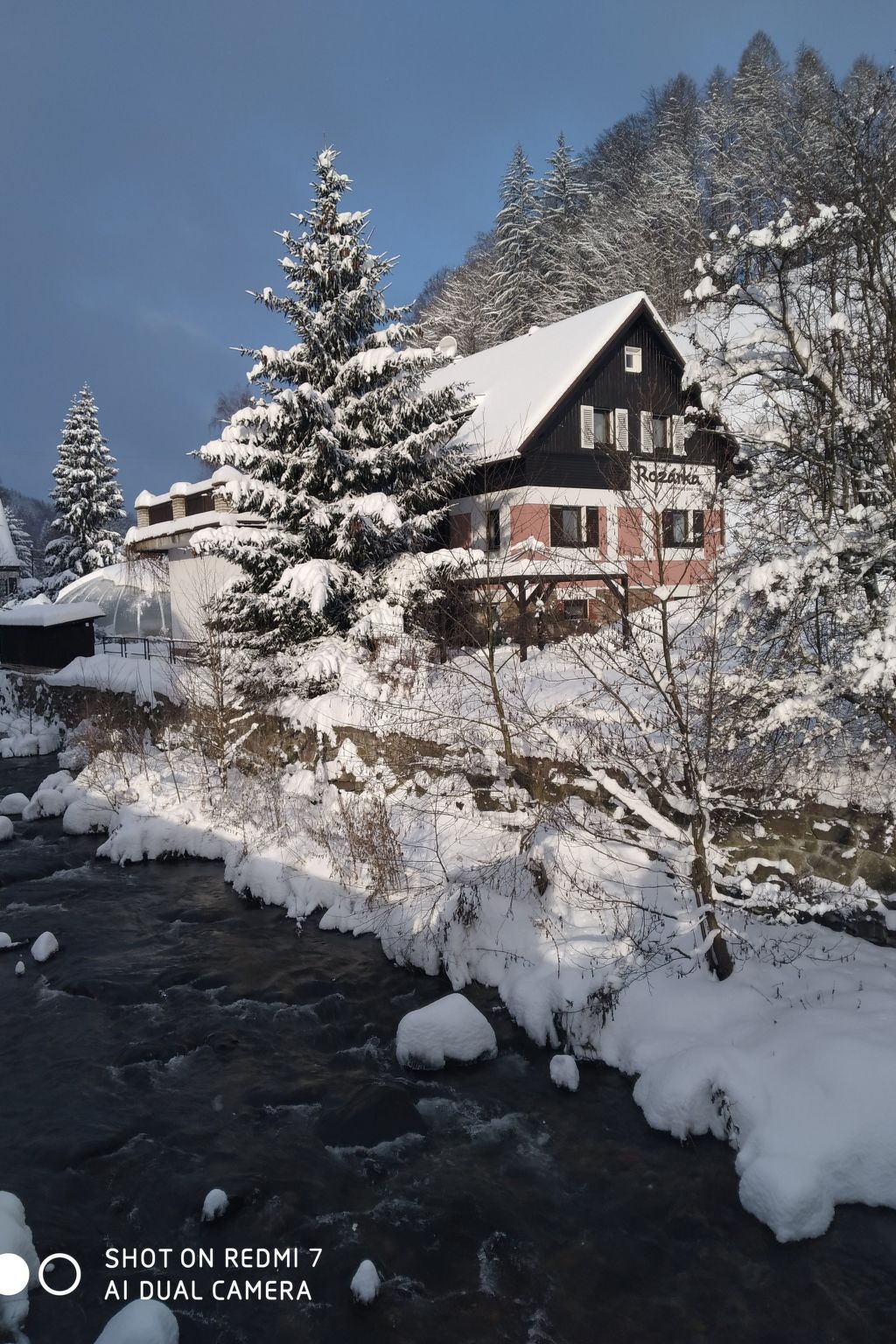 Mit solarbeheiztem Außenpool und Sauna-Binnen