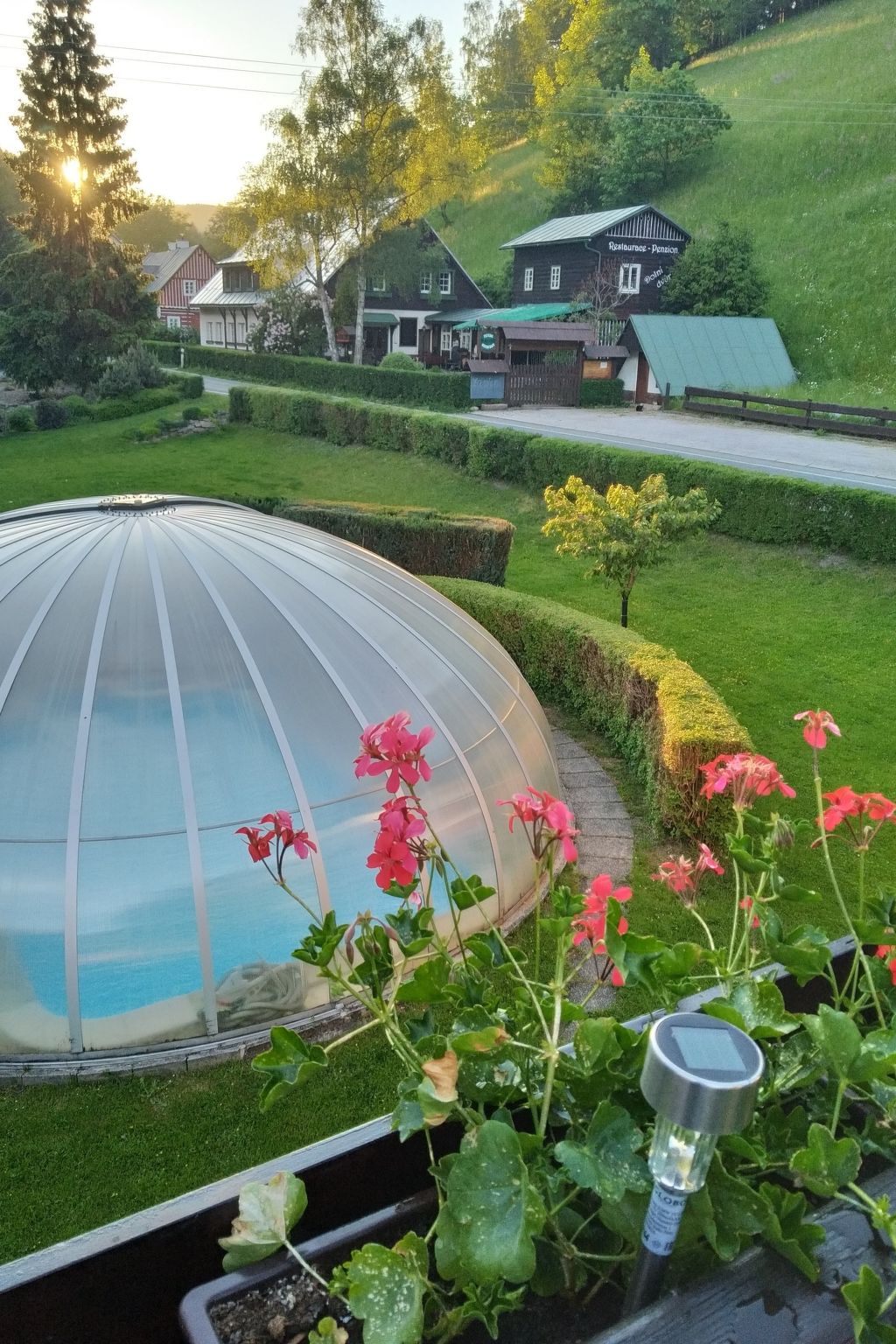 Mit solarbeheiztem Außenpool und Sauna-Binnen