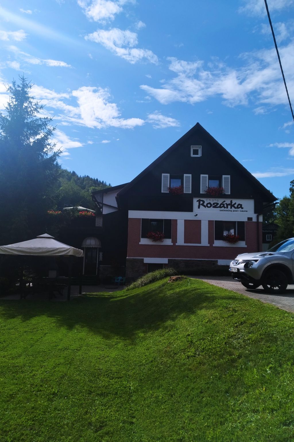 Mit solarbeheiztem Außenpool und Sauna-Binnen