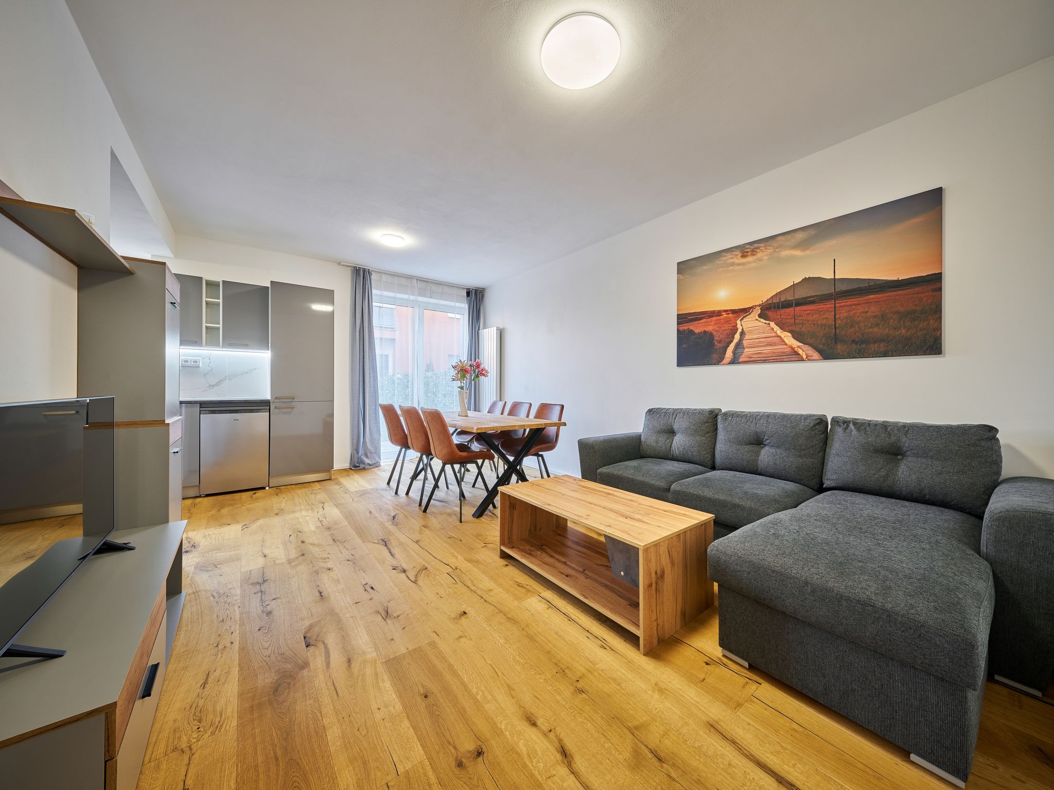 "Trendy Mountain Terrace Retreat", 3-Zimmer-Wohnung 72 m2, im Erdgeschoss. Objekt geeignet für 4 Erwachsene + 2 Kinder. Geräumig und hell, komfortabel und schön eingerichtet: 2 Zimmer, jedes Zimmer..