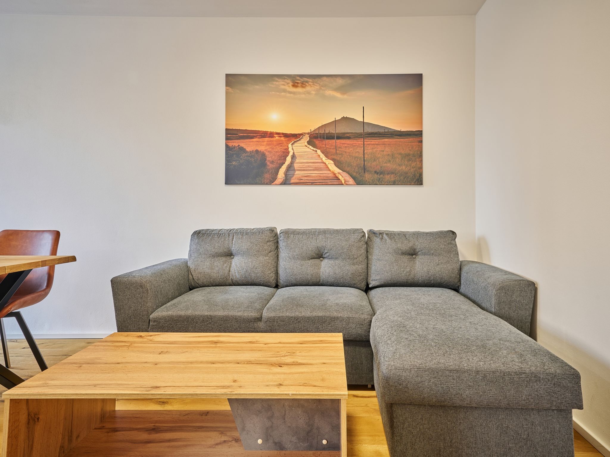 "Trendy Mountain Terrace Retreat", appartement 3-kamers 72 m2, op de begane grond. Het objekt is geschikt voor 4 volwassenen + 2 kinderen. Ruim en licht, zeer mooi en modern ingericht: 2 kamers, elke ..