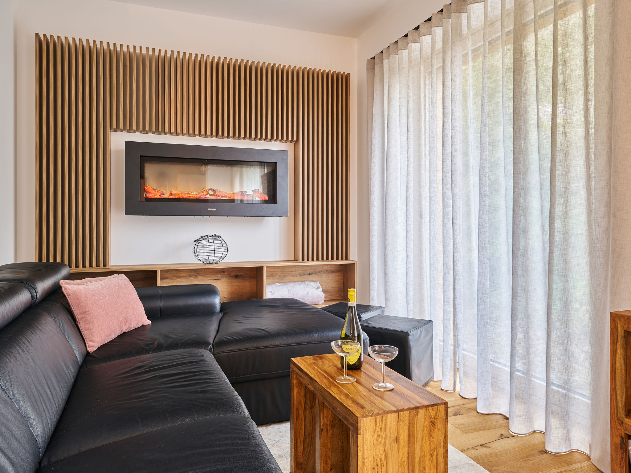 "Vogue Ridge Retreat & Terrace", appartement 3-kamers 74 m2, op de begane grond. Ruim en licht, zeer mooi en modern ingericht: woon-/eetkamer met open haard, eettafel en TV. Uitgang naar het terras. 1..